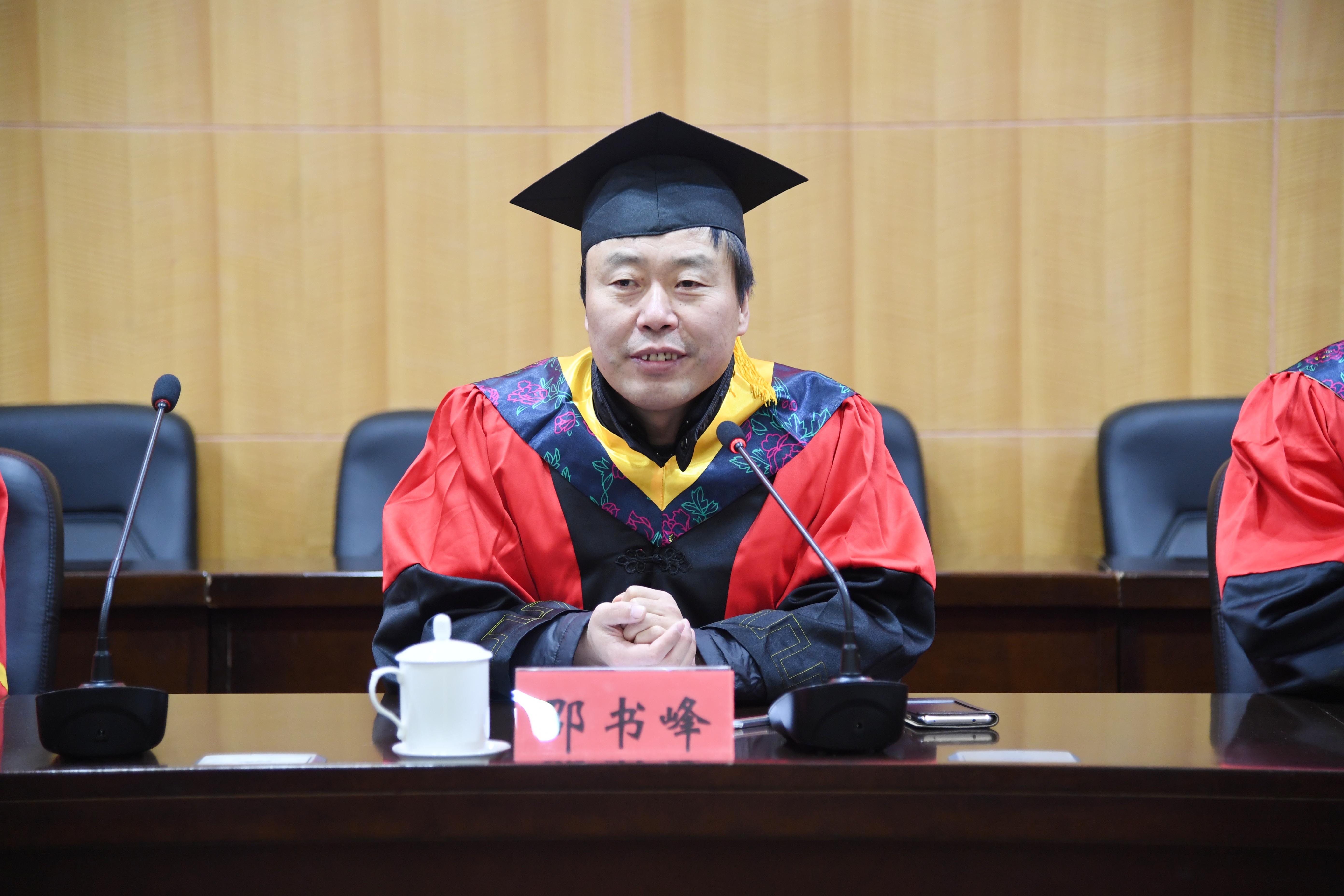 4党委副书记邵书峰主持典礼.jpg