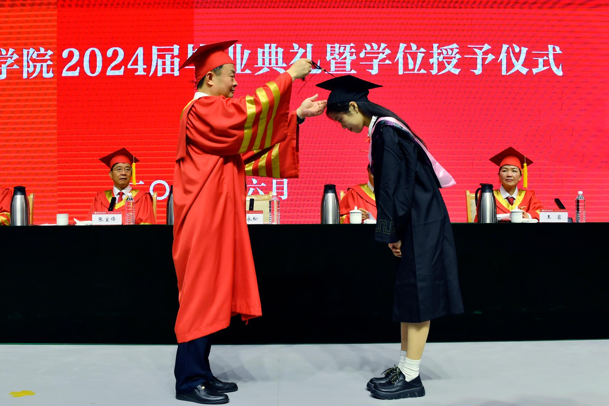 3校长罗永松为2024届本科毕业生代表颁发学位证书并拨正流苏.jpg