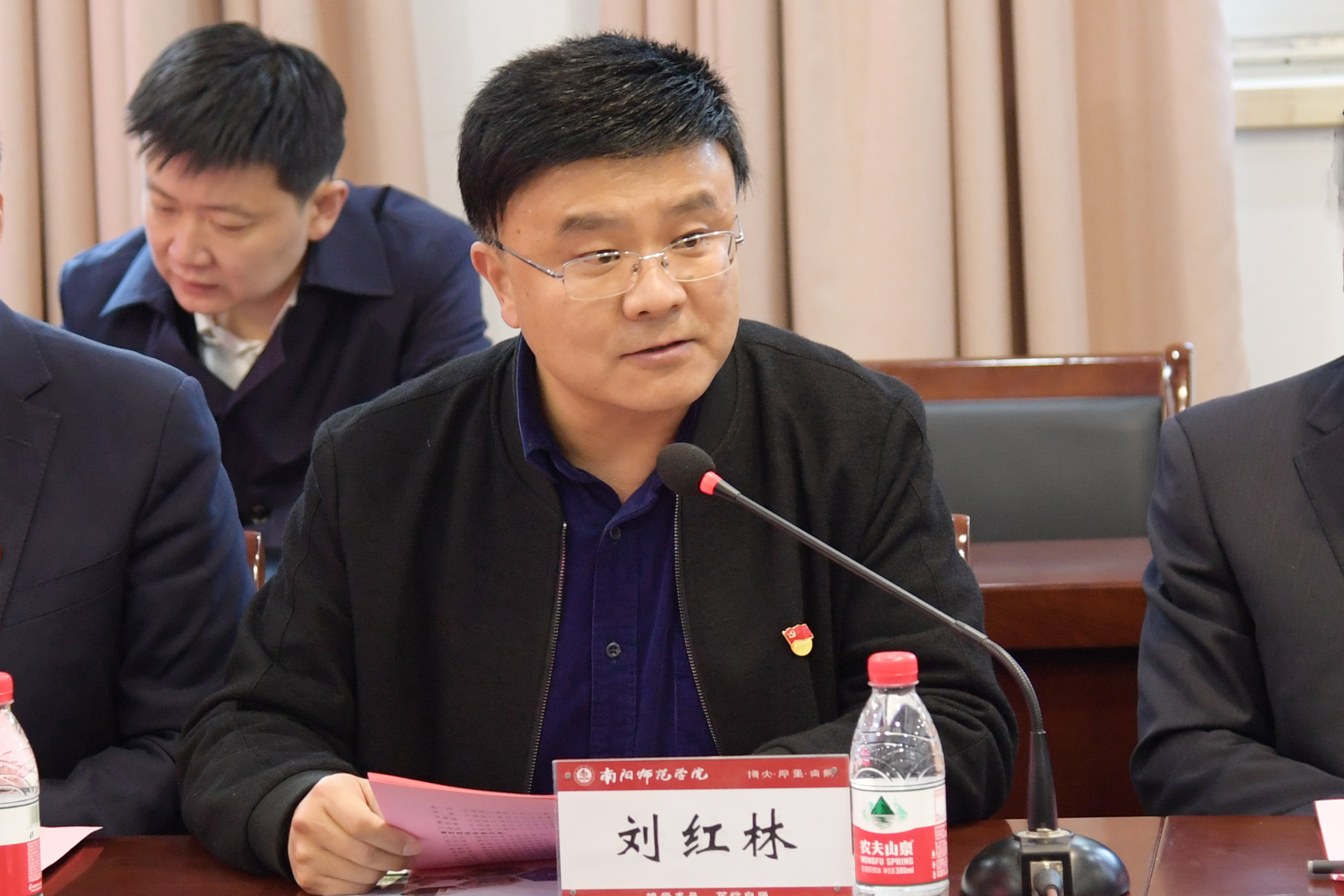 8副校长刘红林主持签约仪式.jpg
