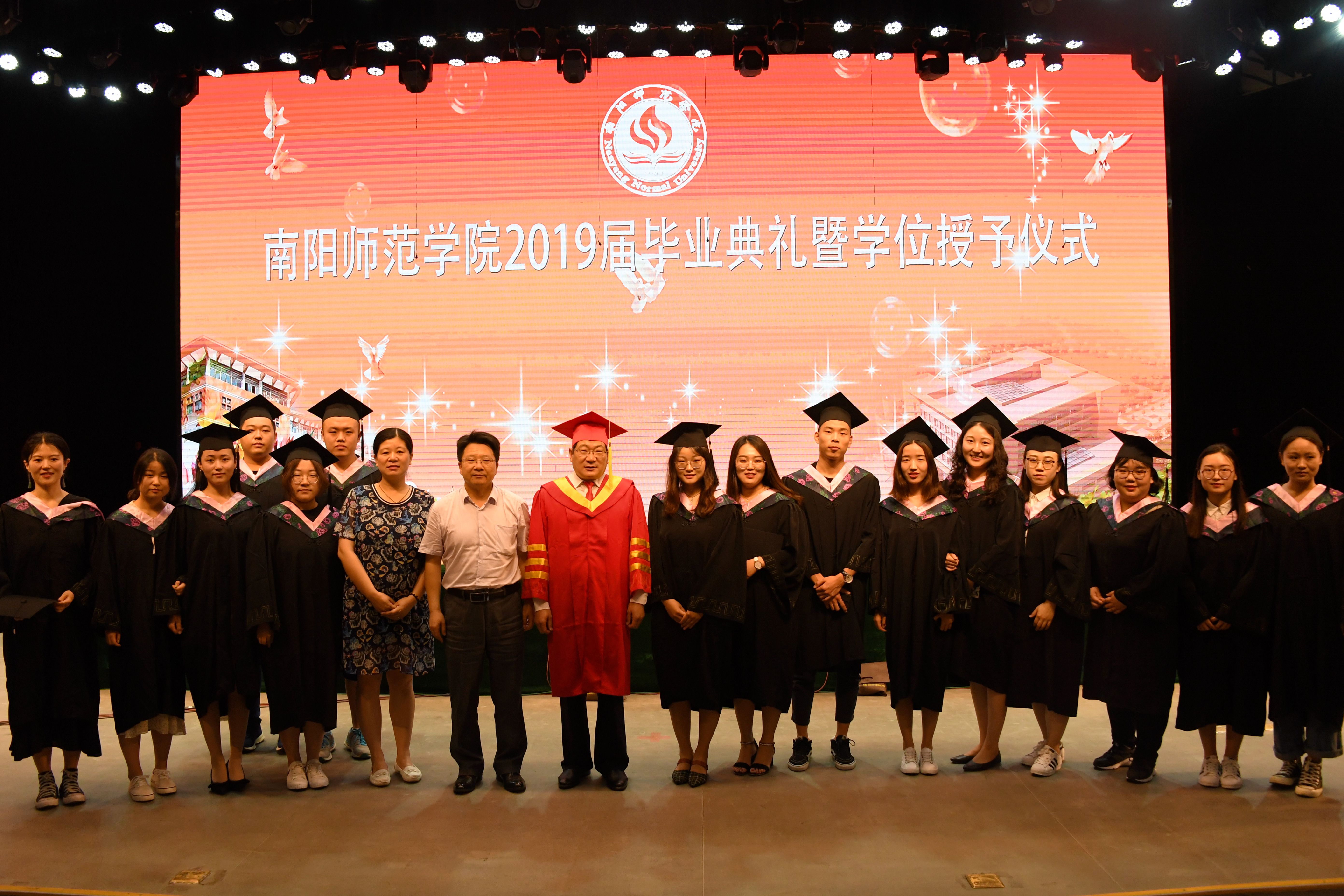 10卢志文与部分毕业生合影.jpg