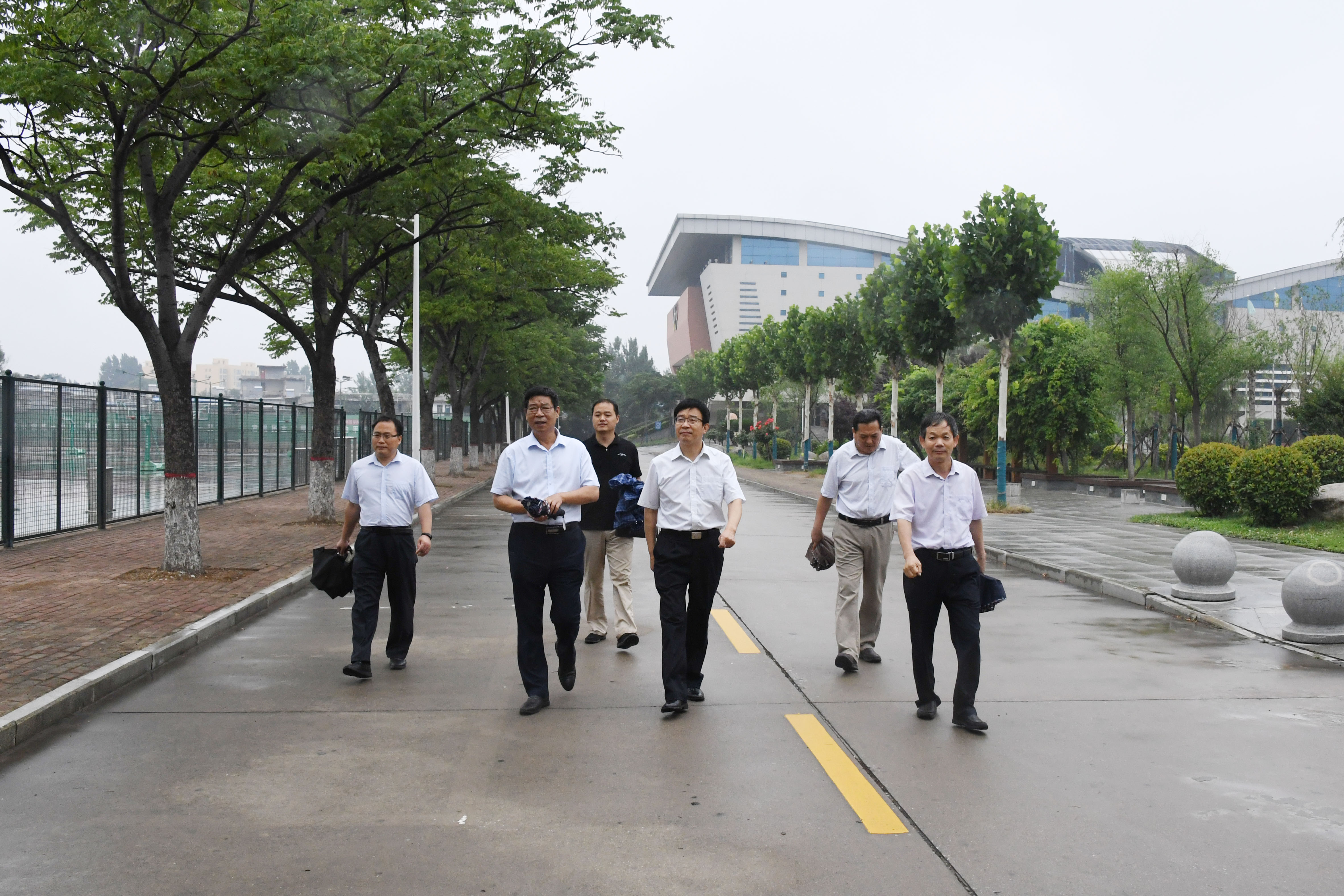 3校长张宝锋考察走访校园.JPG