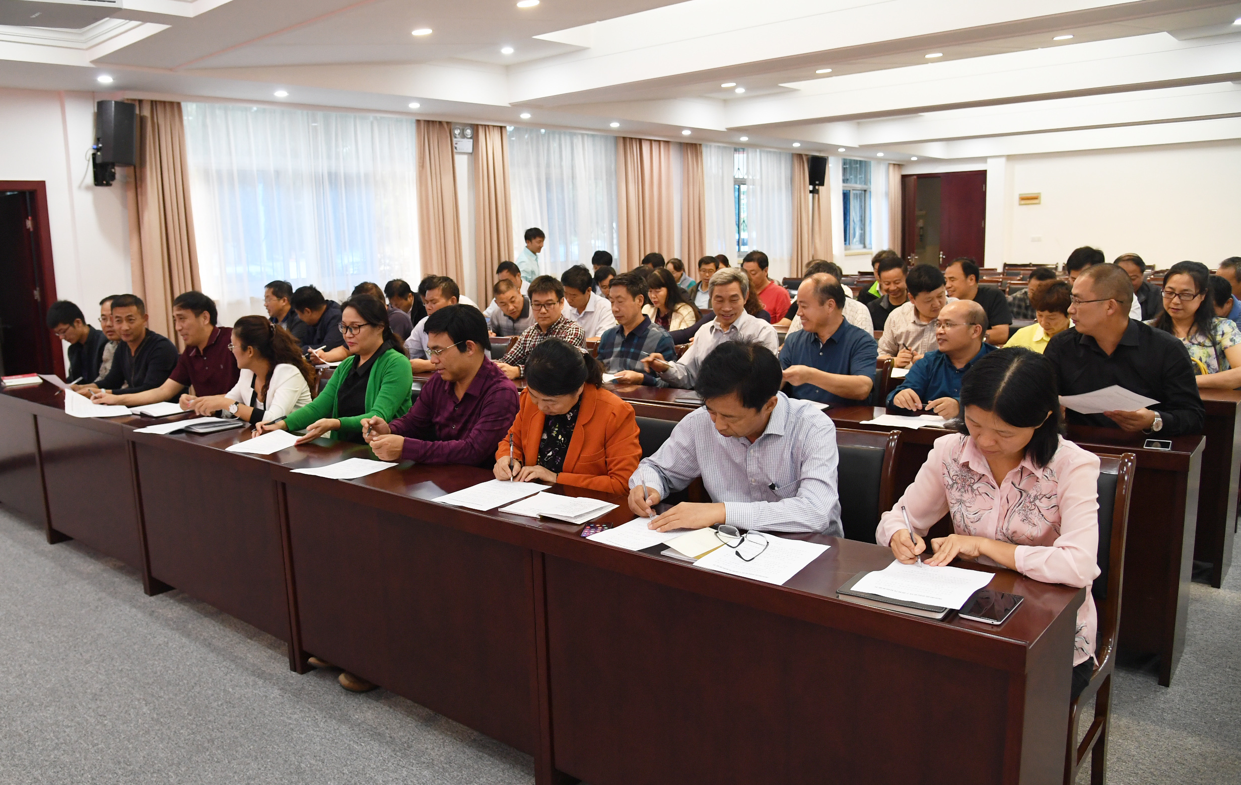 4与会党员干部签订《南阳师范学院党员干部移风易俗承诺书》.JPG