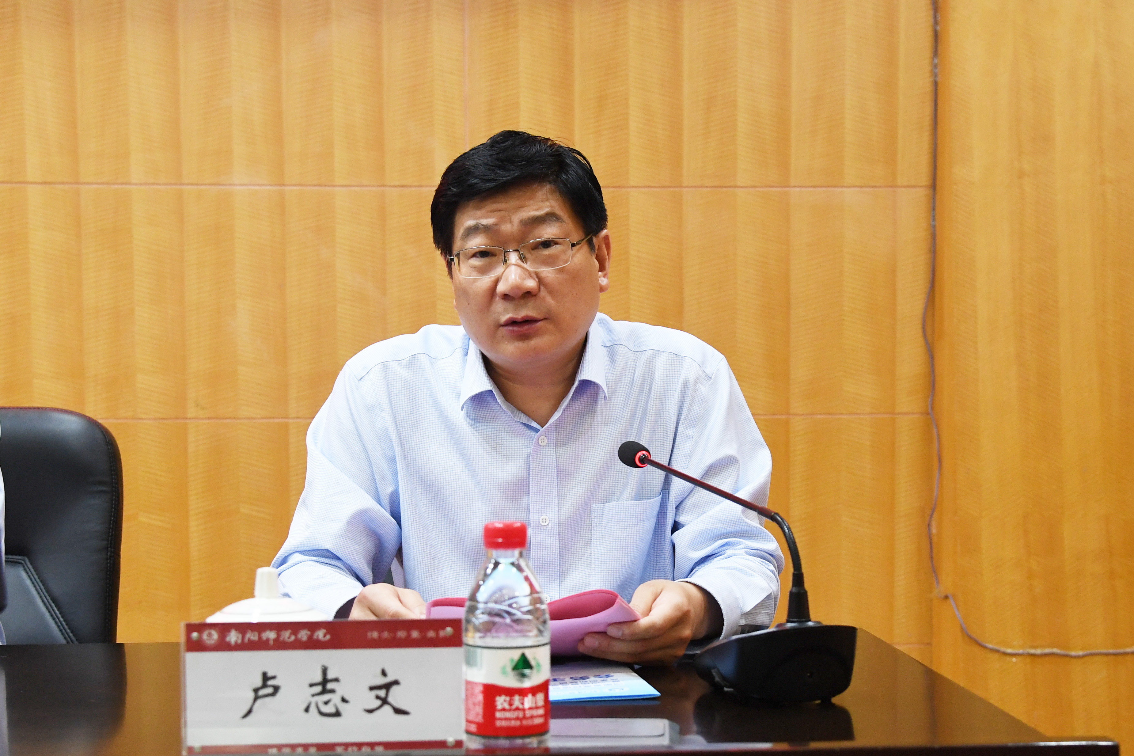 3校长卢志文主持会议.JPG
