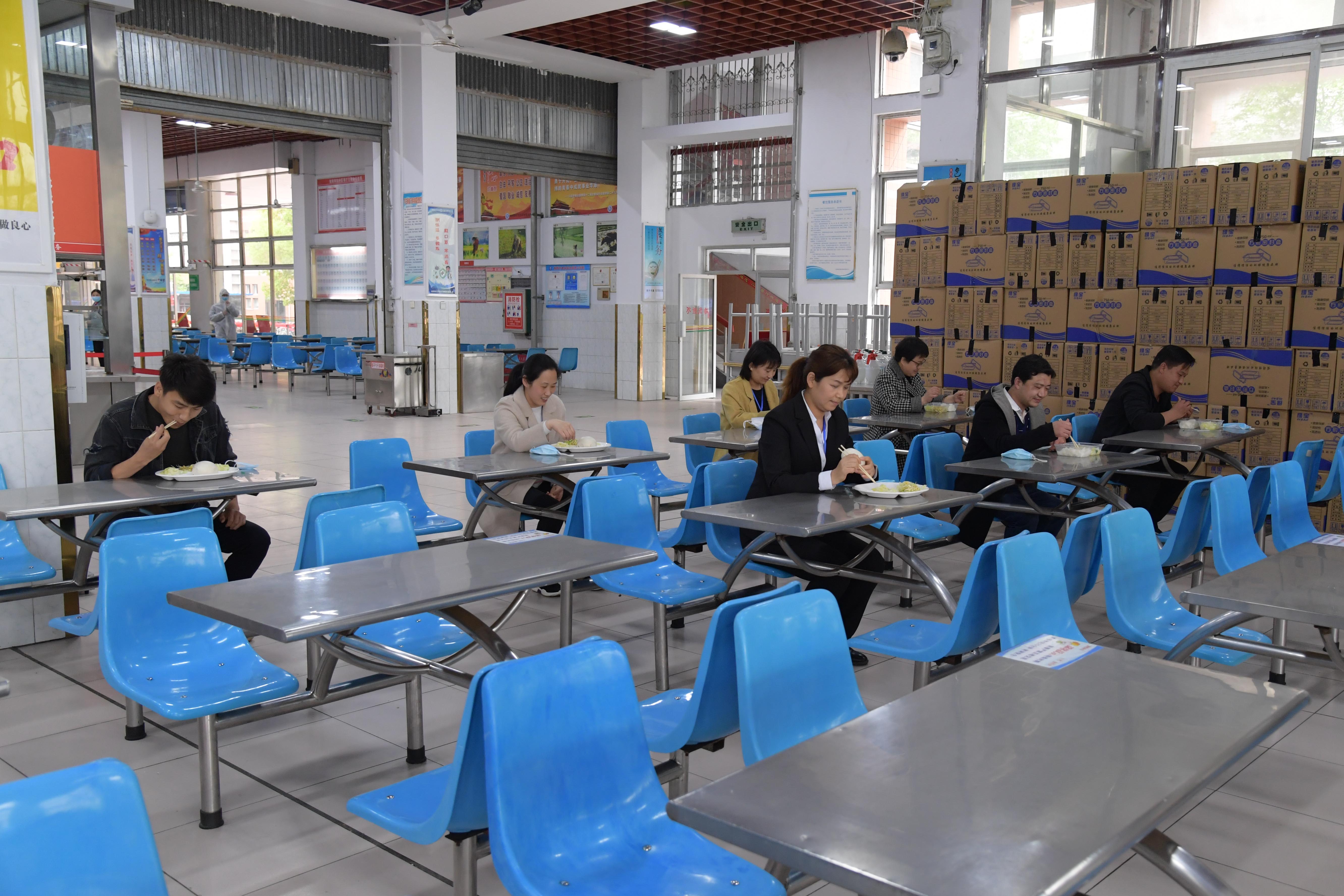 7食堂内设置就餐区域，单人单桌，同向就座.JPG
