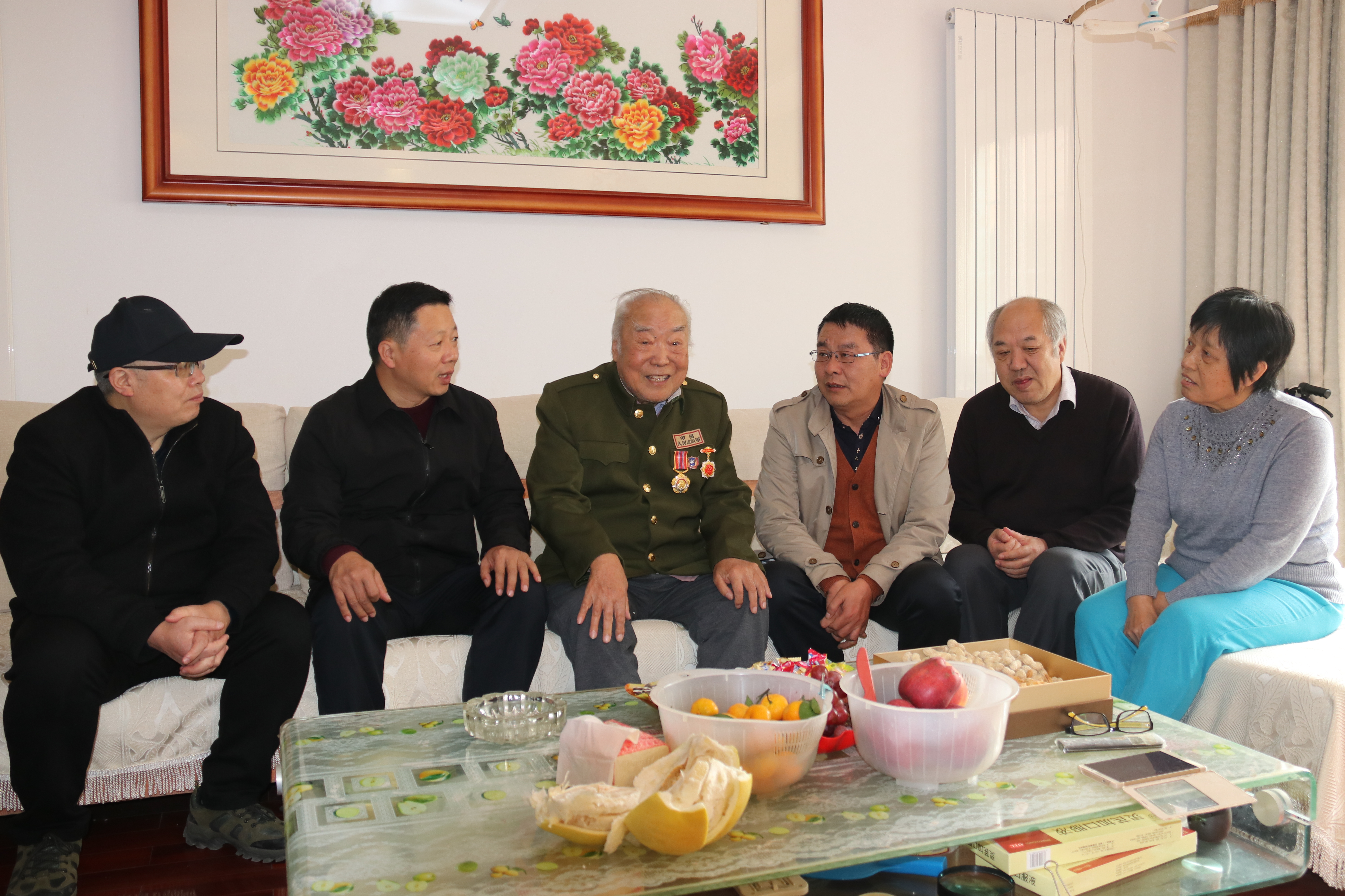 在抗美援朝老战士彭大炳家中慰问.JPG