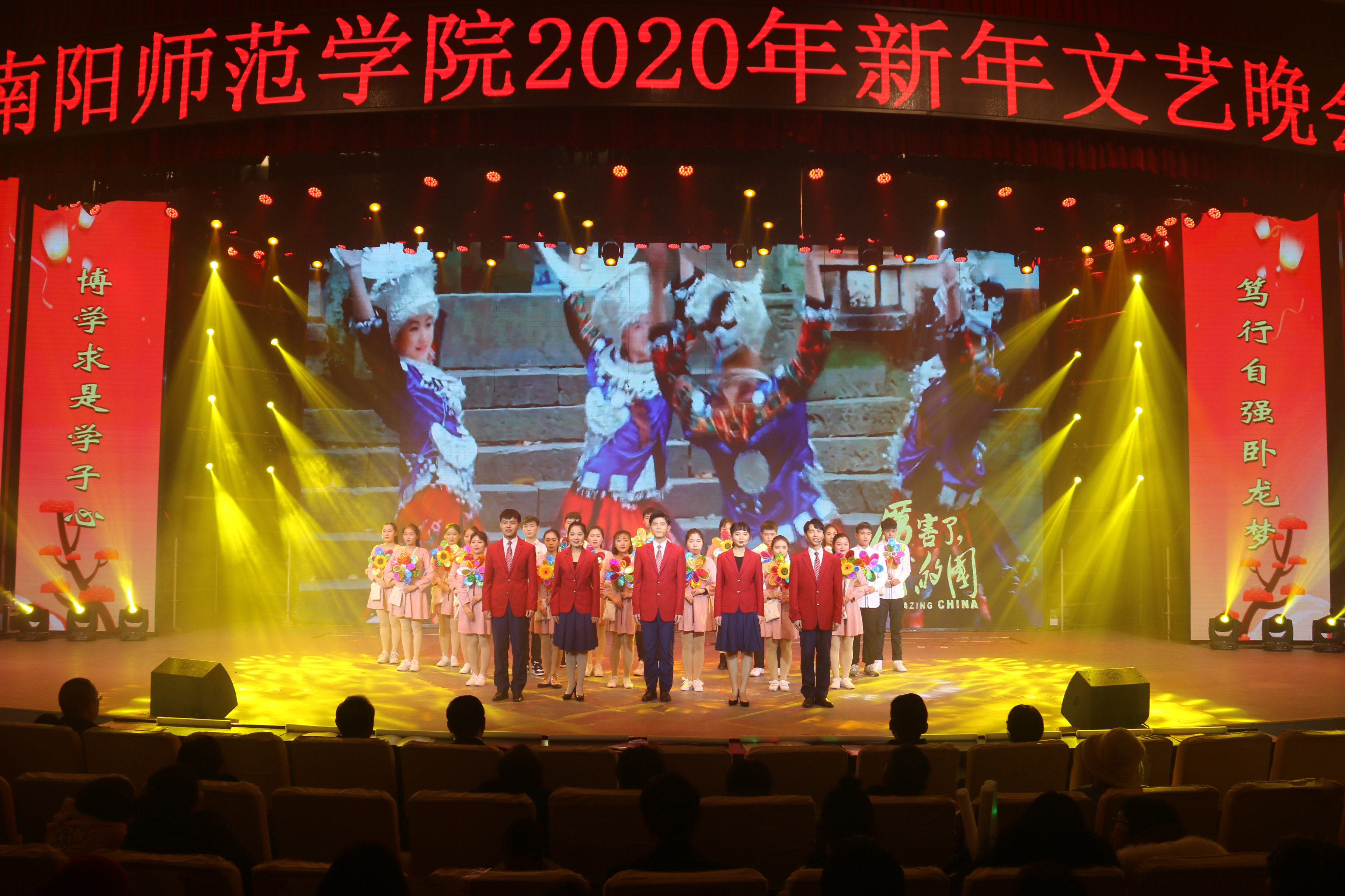 11大艺团主持队、教育科学学院表演的情景朗诵《厉害了，我的国》.JPG