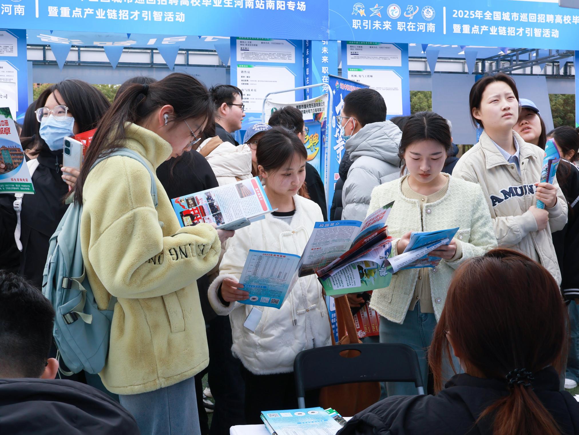 7双选会现场.jpg