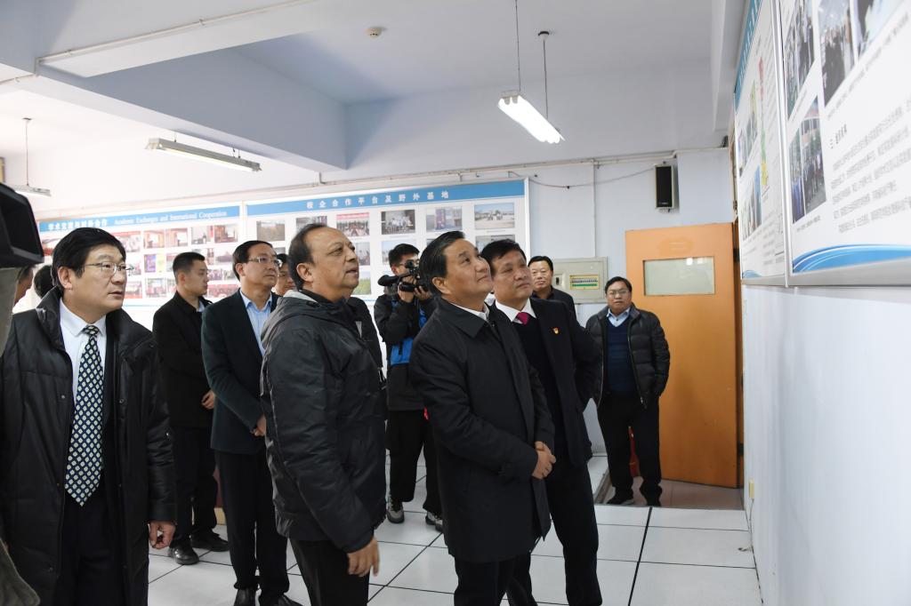 2视察南水北调中线水源区水安全河南省协同创新中心.JPG
