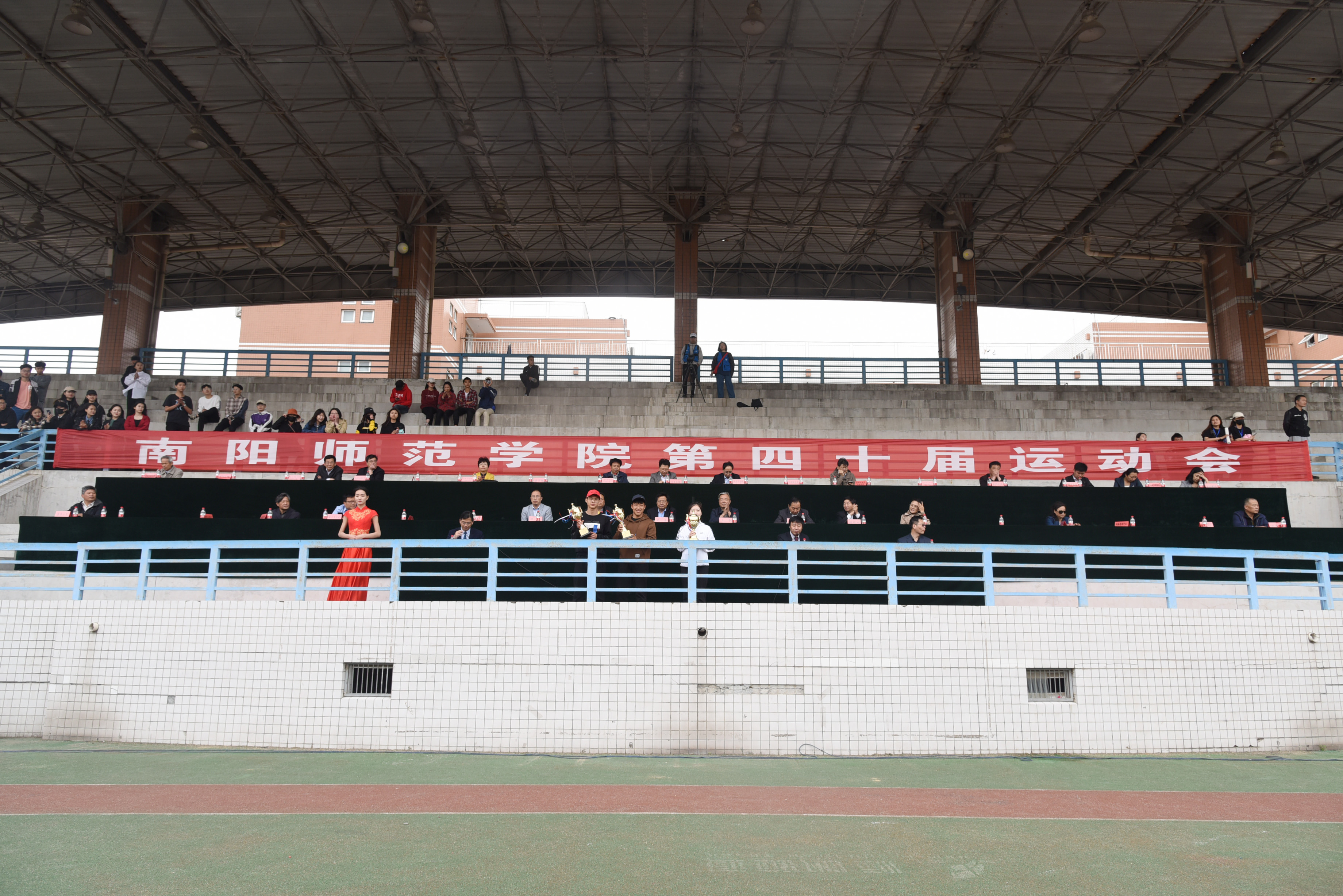 4校领导为在比赛中获得优胜的团体颁奖.JPG
