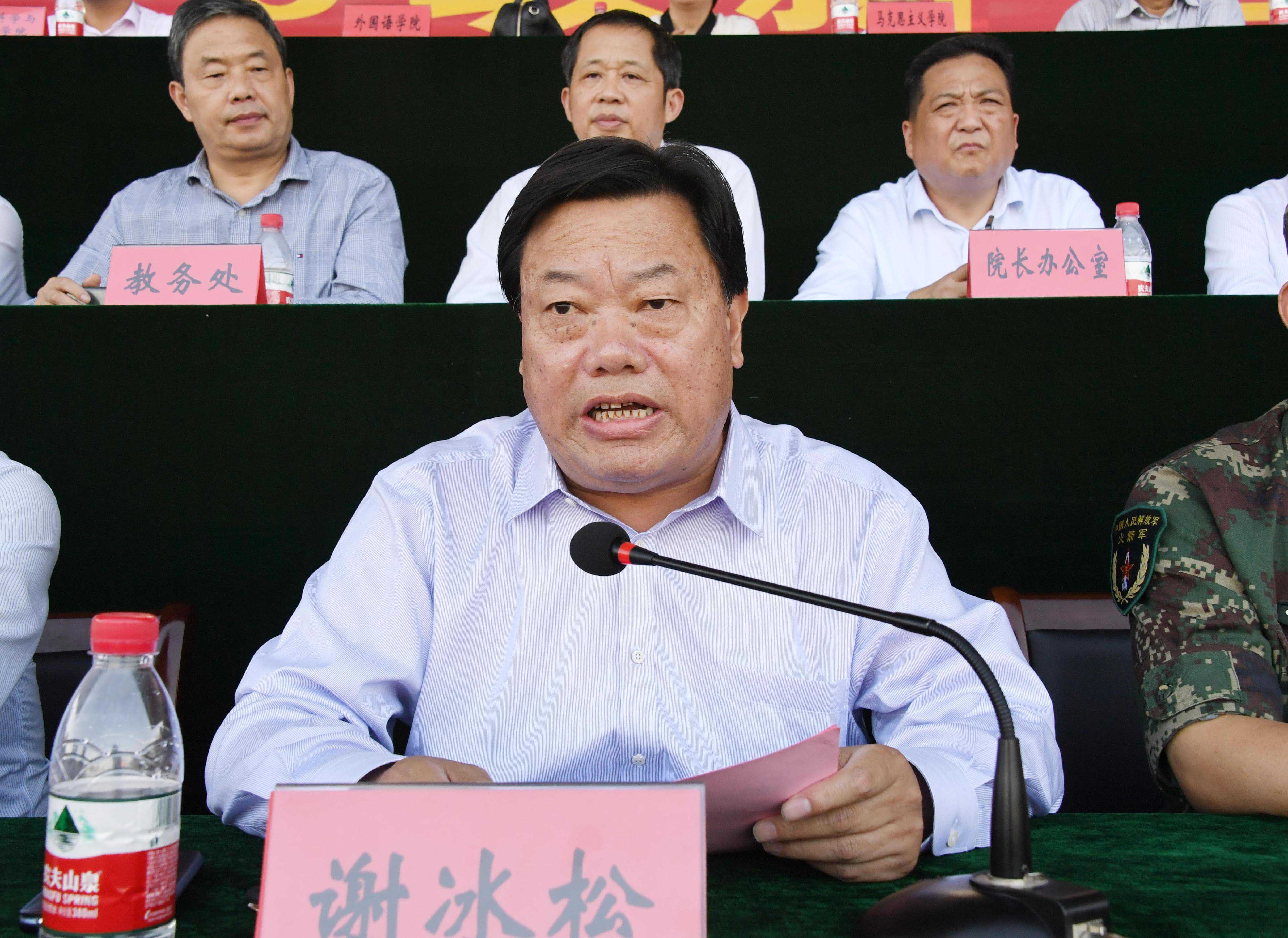 6军训团政委、校党委副书记谢冰松讲话.jpg