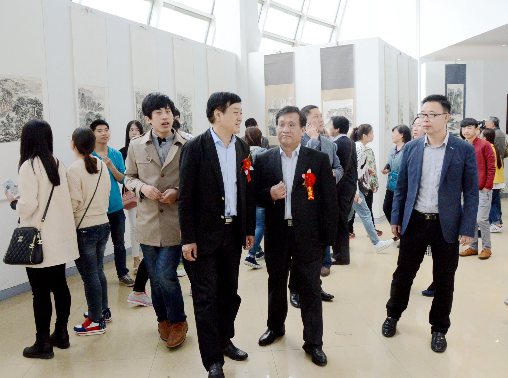 8开幕式后，南阳市人民政府副市长刘树华、我校党委书记黄荣杰等参观美术馆.JPG