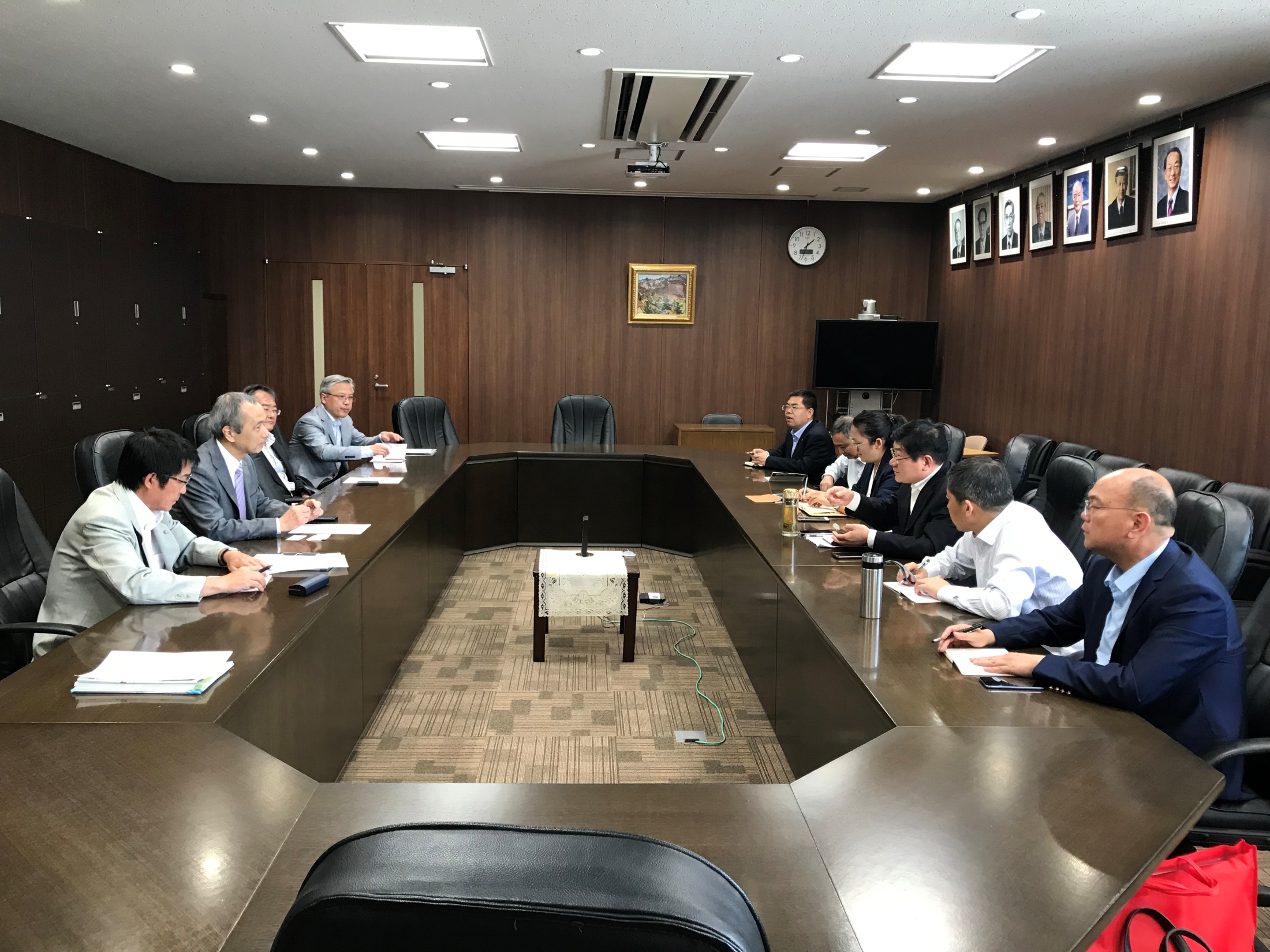 1与日本冈山理科大学校长柳泽康信会谈.jpg