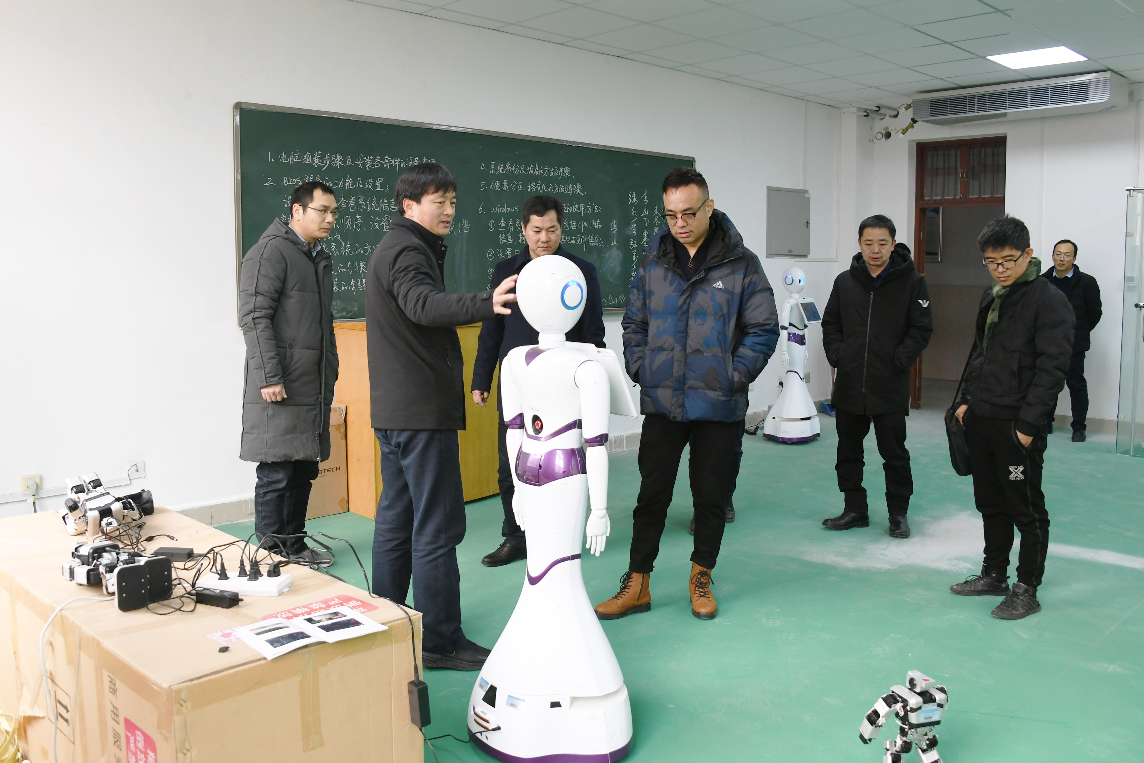 3罗普特科技集团张总一行参观计算机与信息技术学院相关实验室.jpg