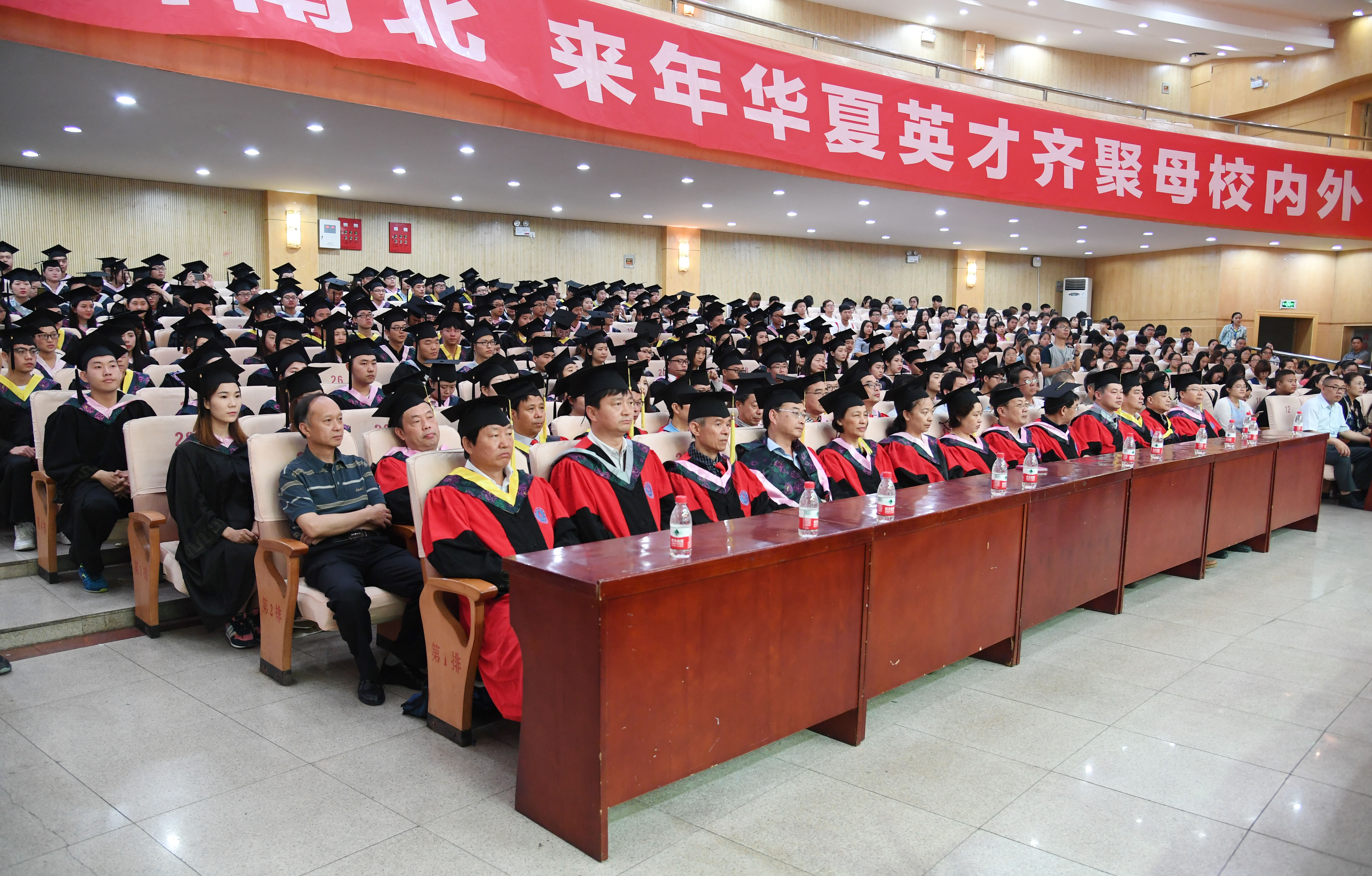 10毕业典礼现场.JPG