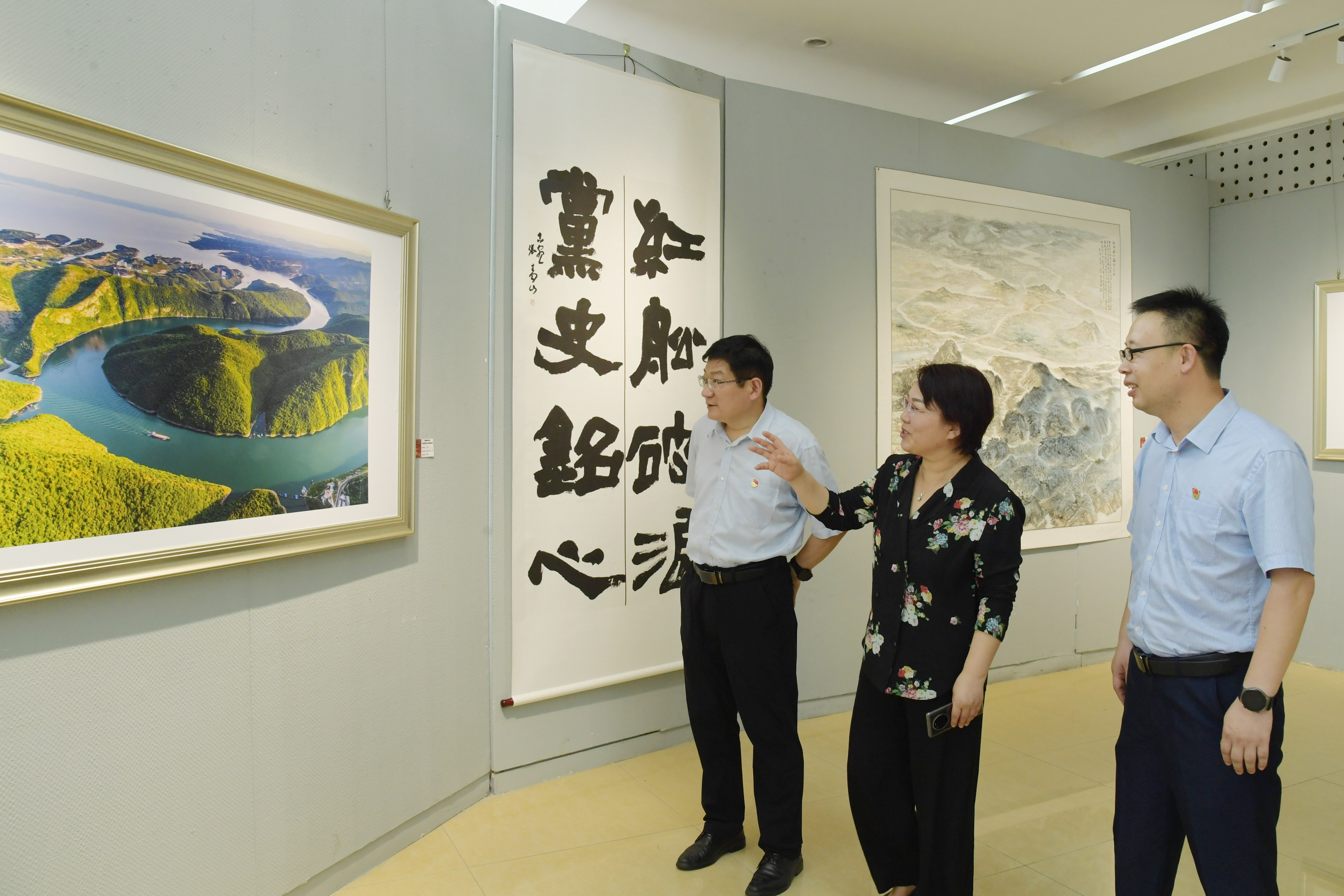 2.观看画展.JPG