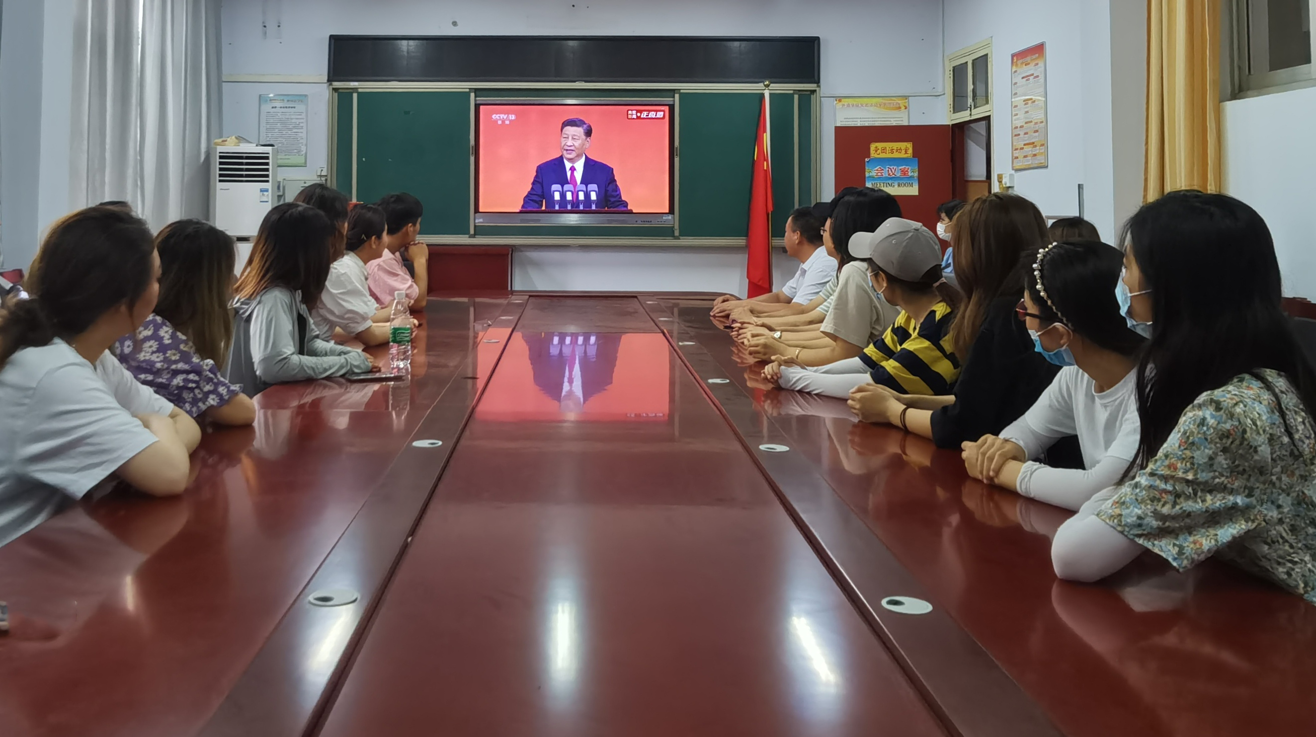 外国语学院与新闻与传播学院组织收看“七一勋章”颁授仪式直播.jpg