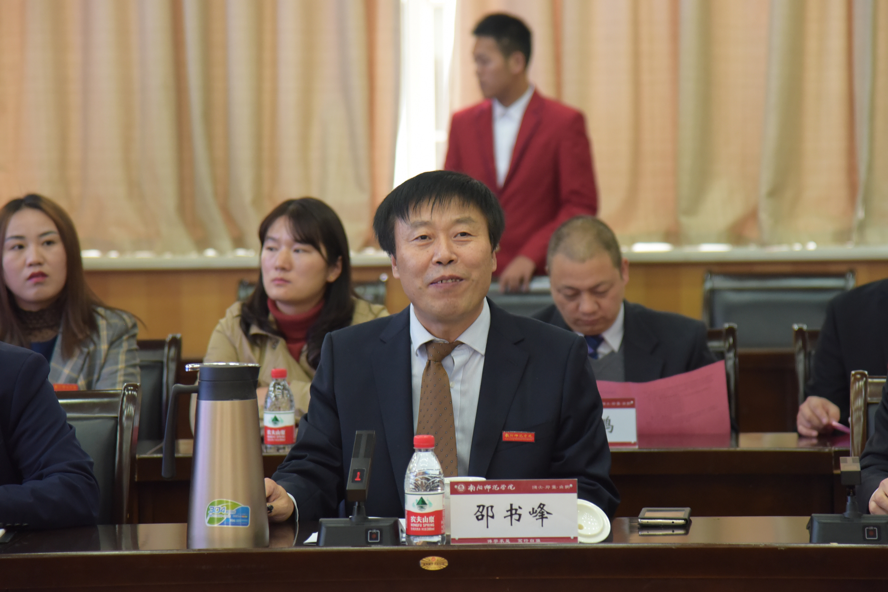 6校党委副书记邵书峰主持仪式.JPG