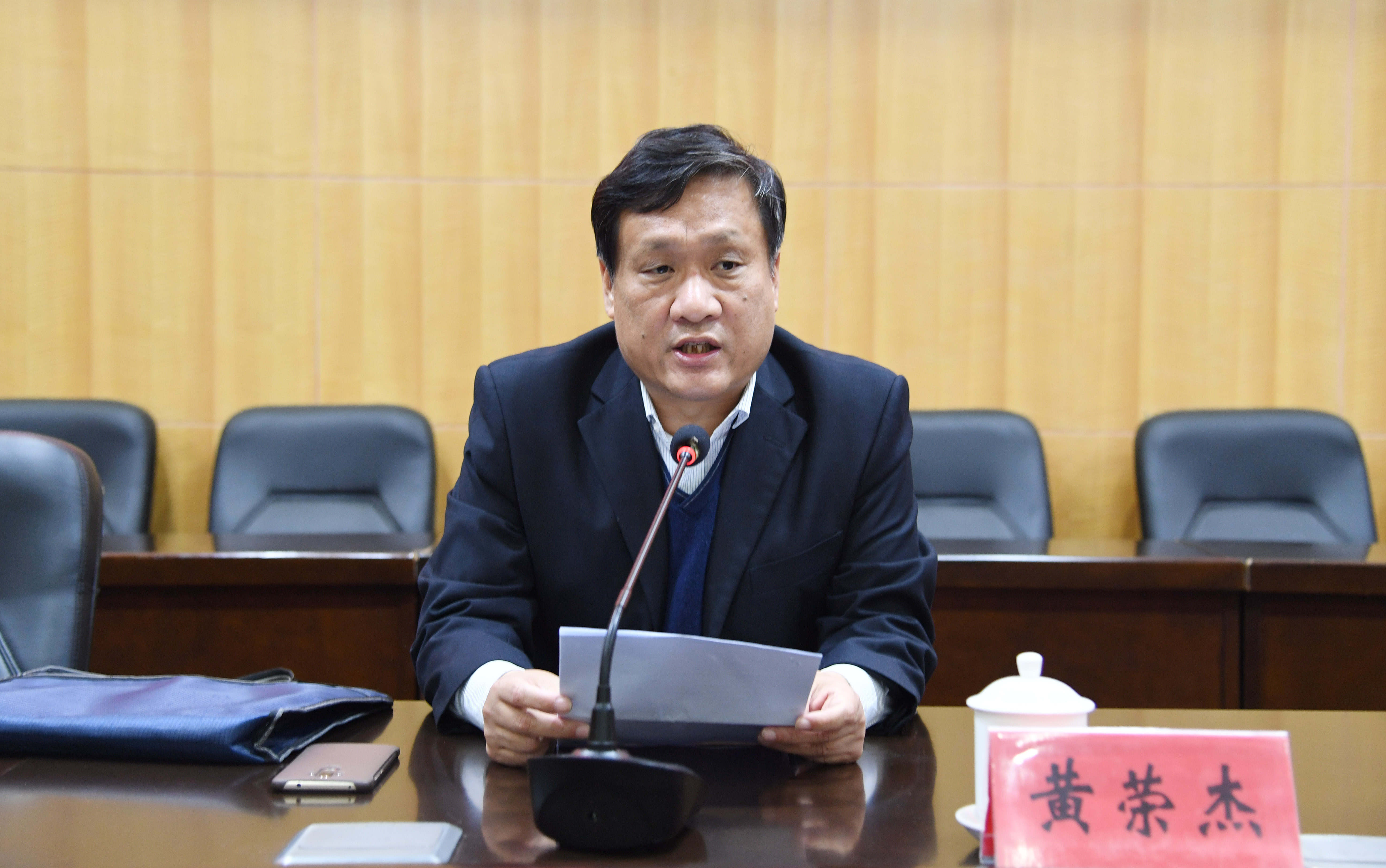 3校党委书记黄荣杰主持报告会并讲话.JPG
