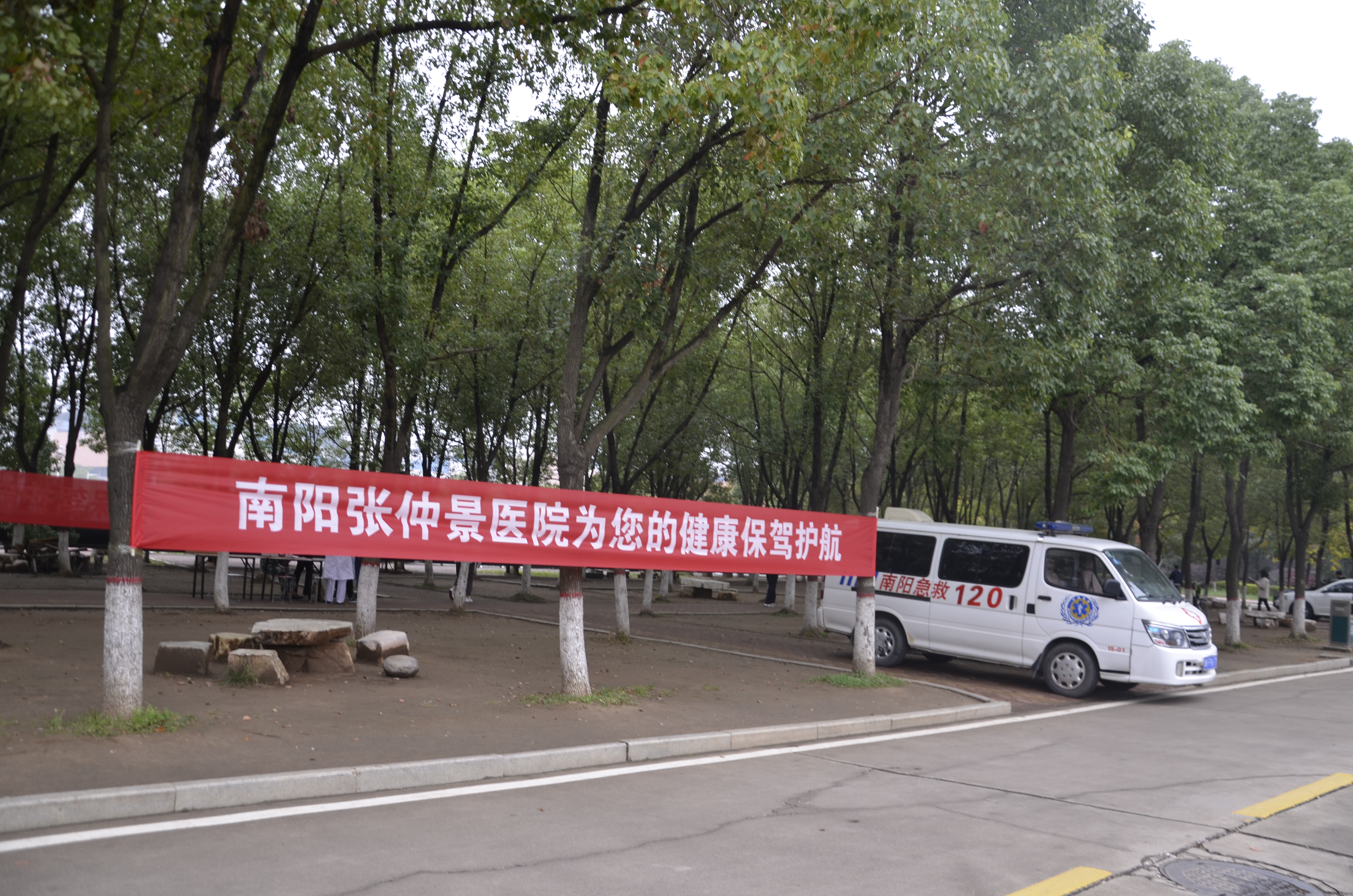 救护车待命.JPG