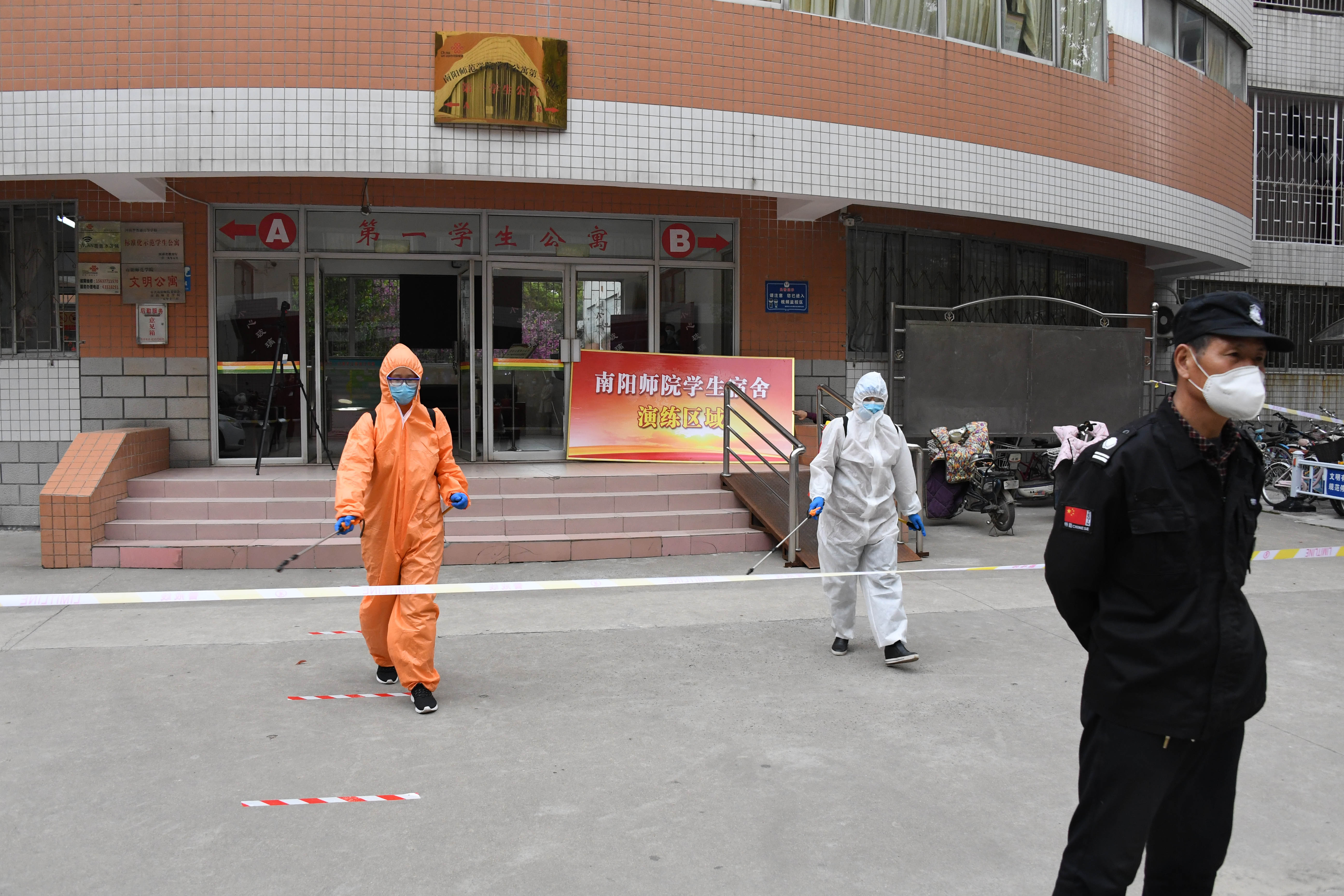 11发热学生被带离宿舍区后，校医院对此区域进行终末消毒.JPG