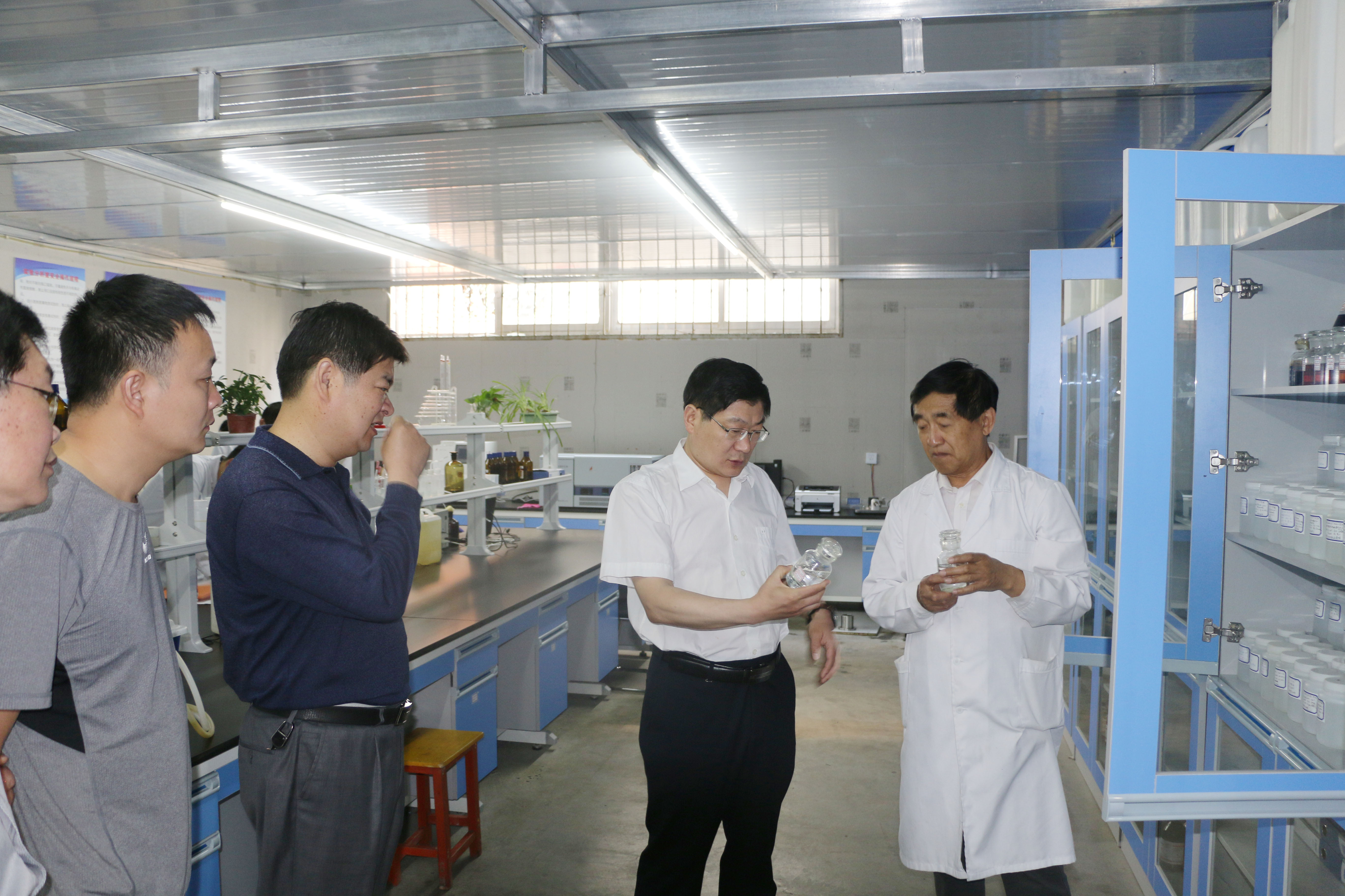1校长卢志文考察南阳师范学院—摩帝孚再生能源科技有限公司再生能源联合实验室.JPG