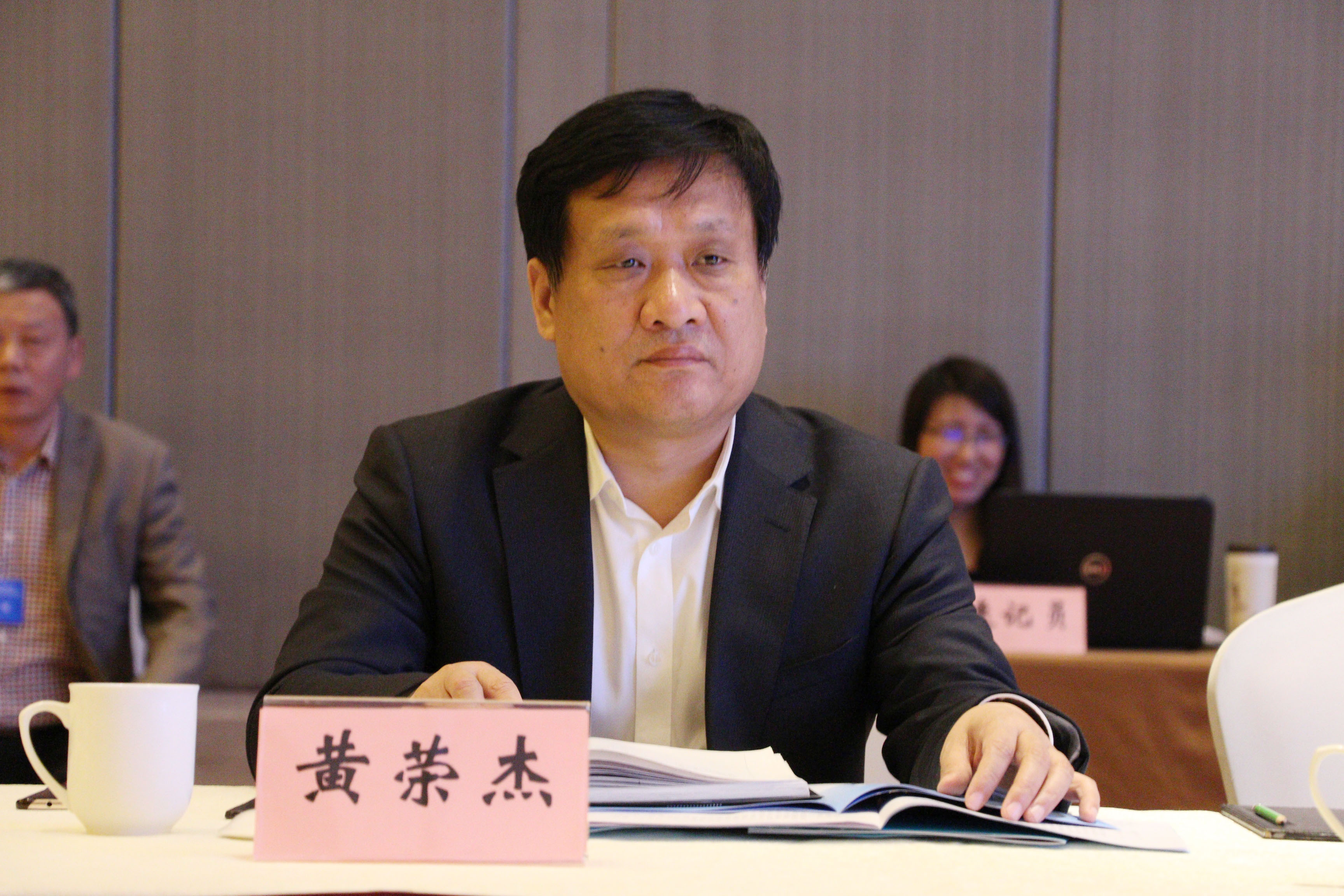 1校党委书记黄荣杰作大会发言.JPG