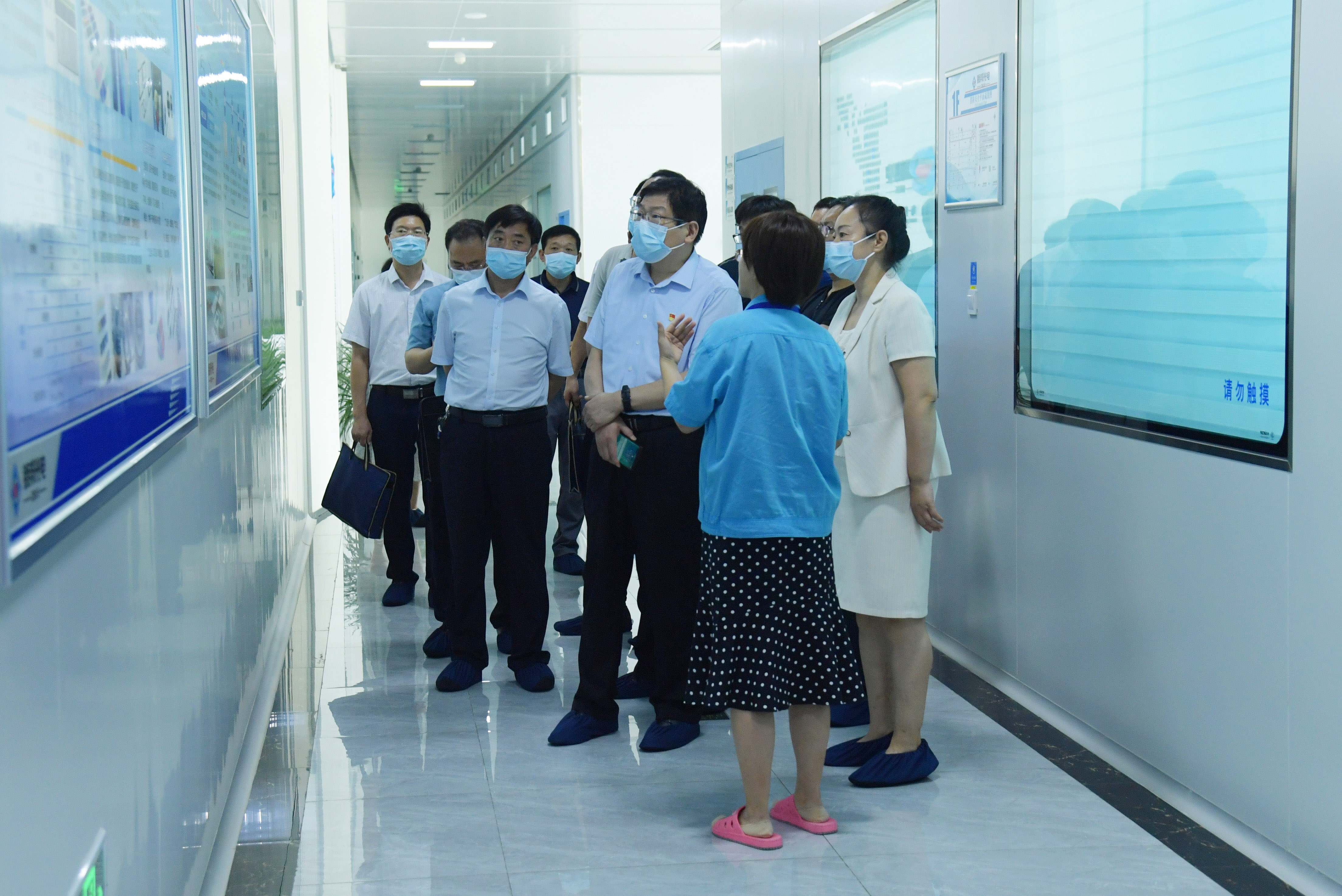 3.校党委书记卢志文一行深入中光学集团考察调研.jpg