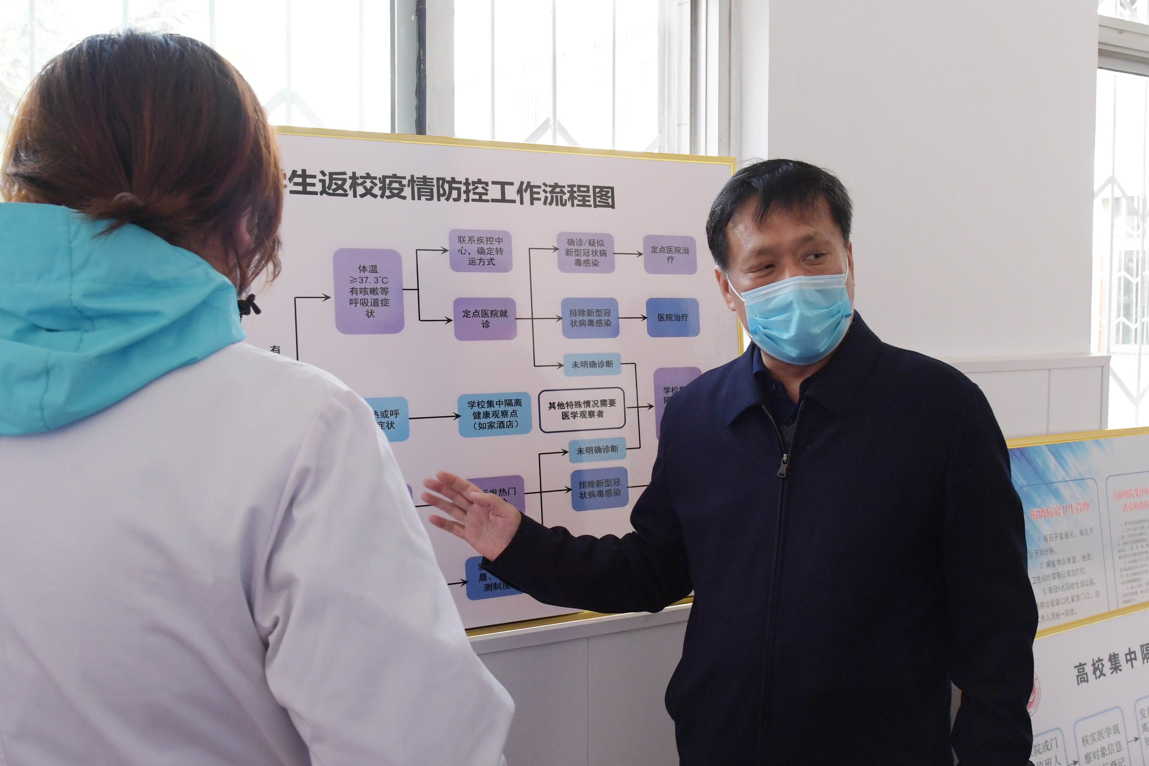 2校党委书记黄荣杰现场指导.JPG