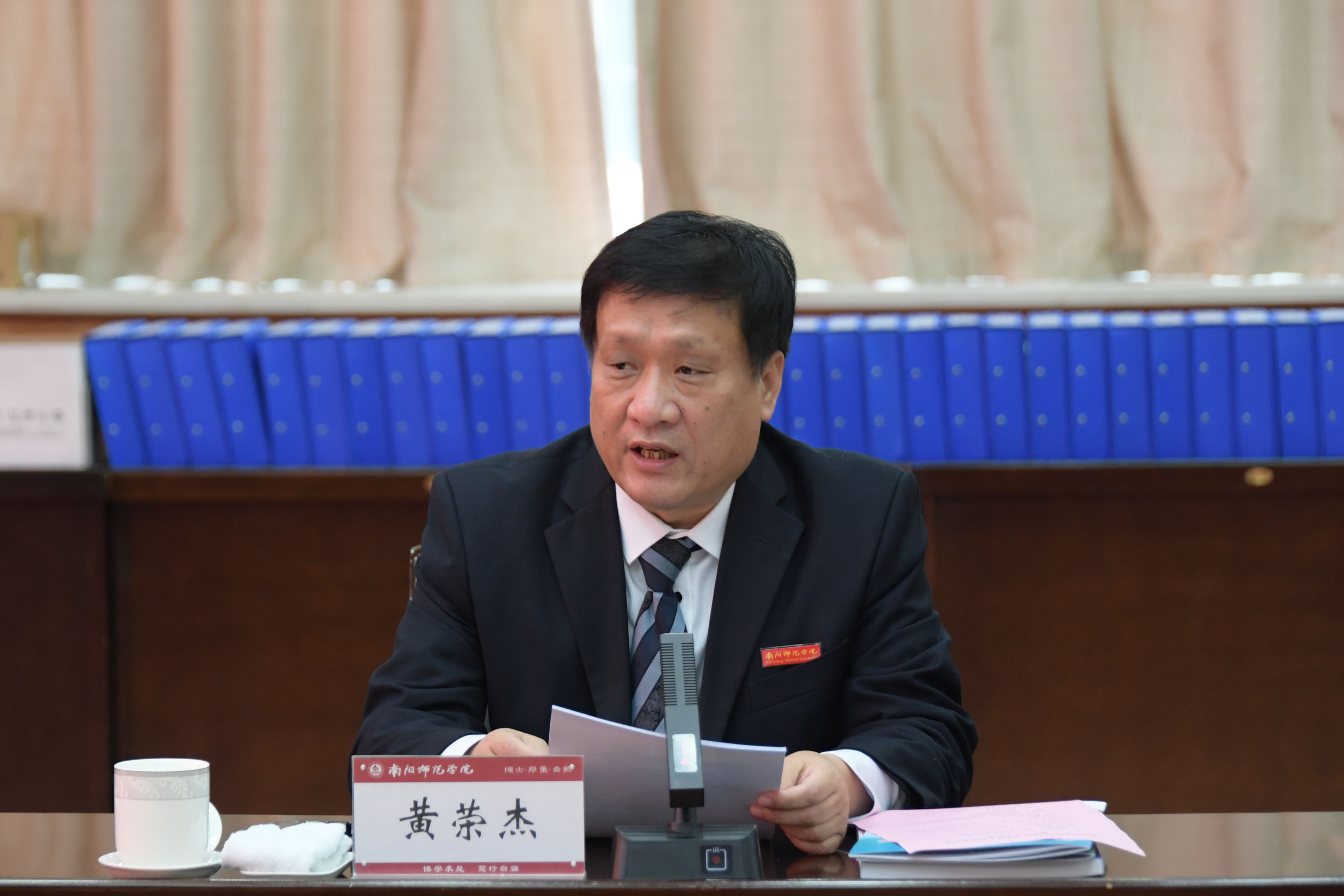 党委书记黄荣杰做汇报.jpg