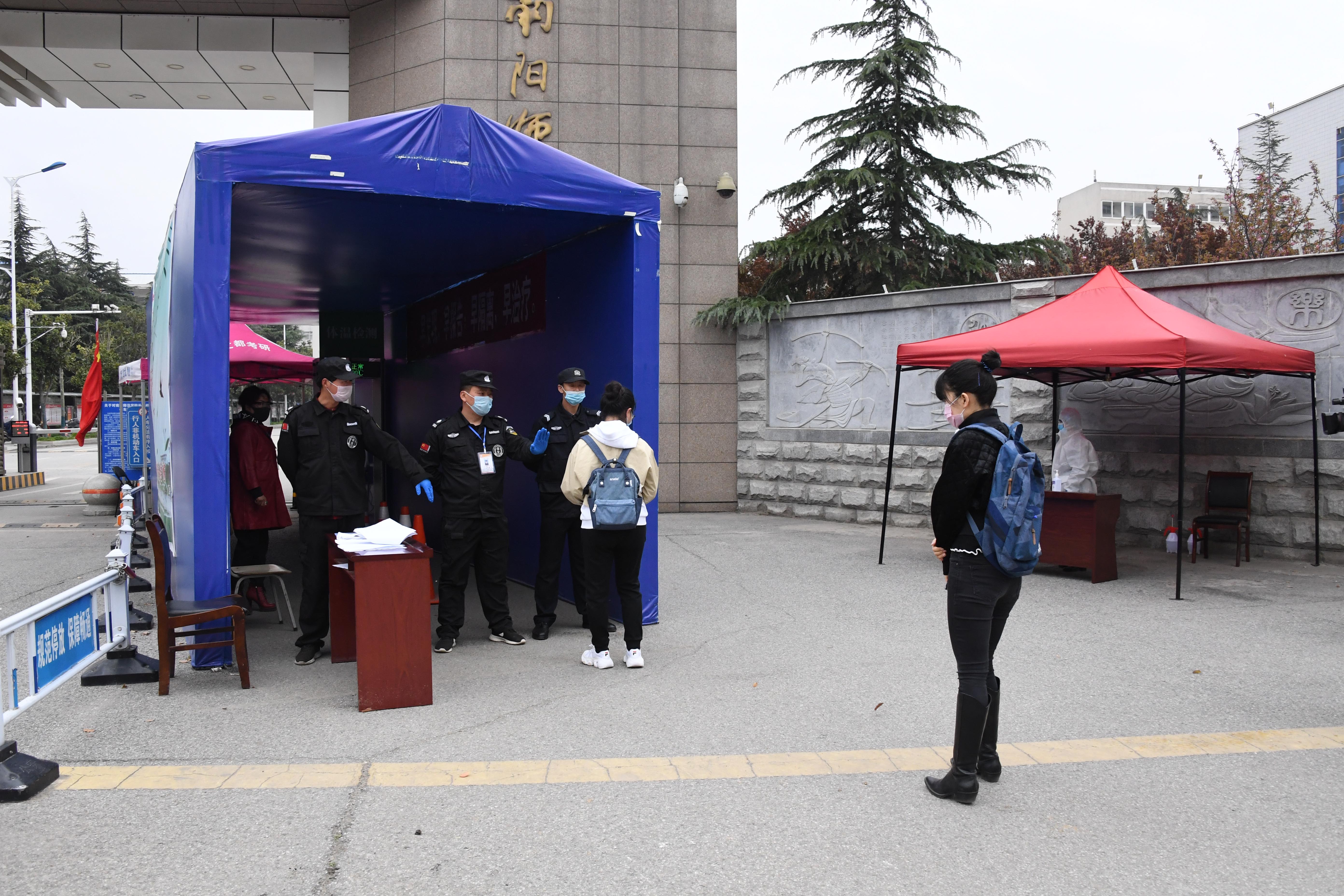 9出现体温异常者，保卫处封锁现场维持秩序.JPG