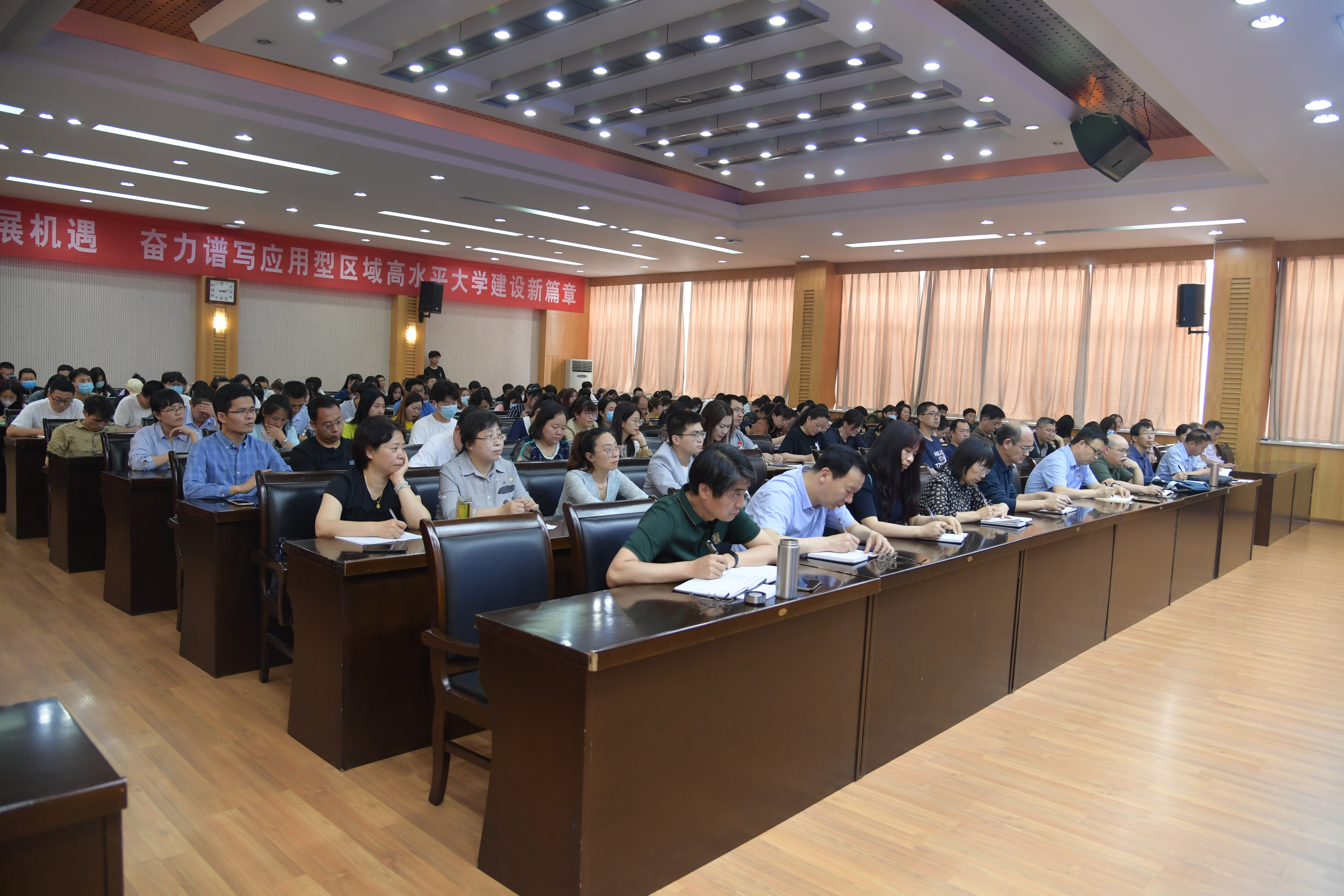 3.报告现场.JPG