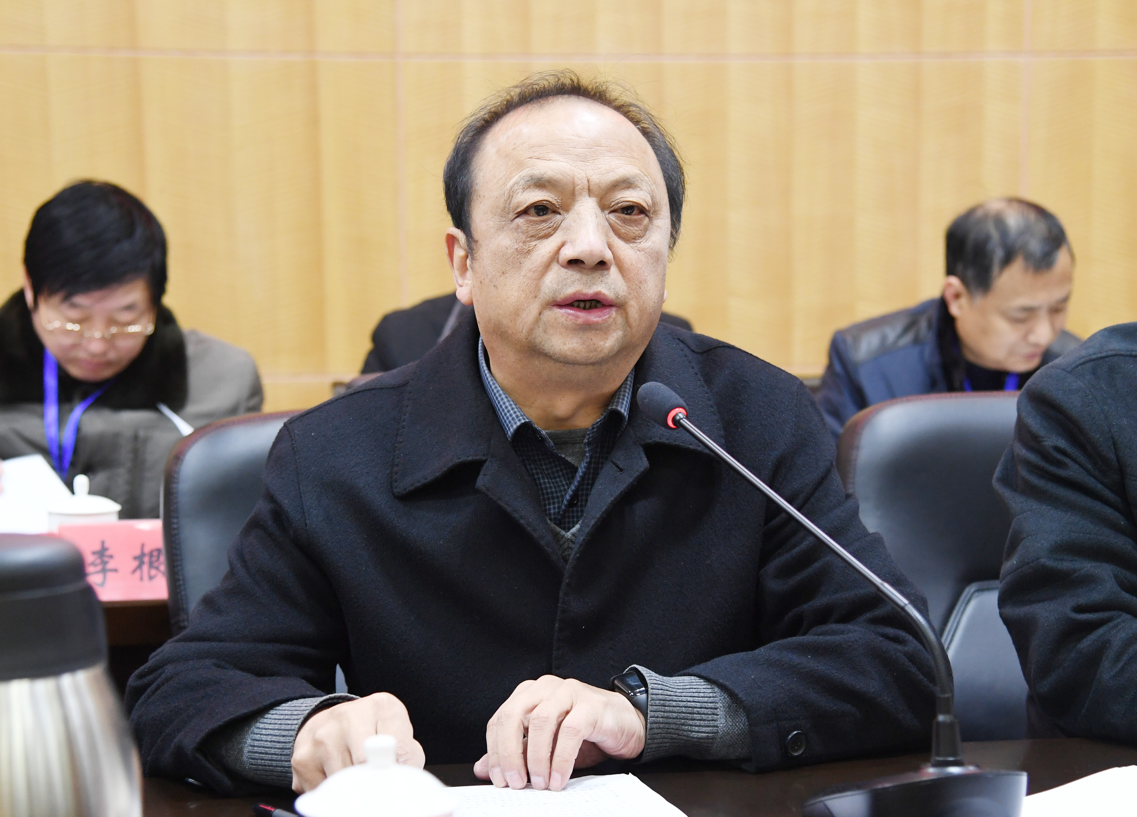 4校长王利亚作《南阳师范学院第三届教代会暨工代会三次会议工作报告》.jpg