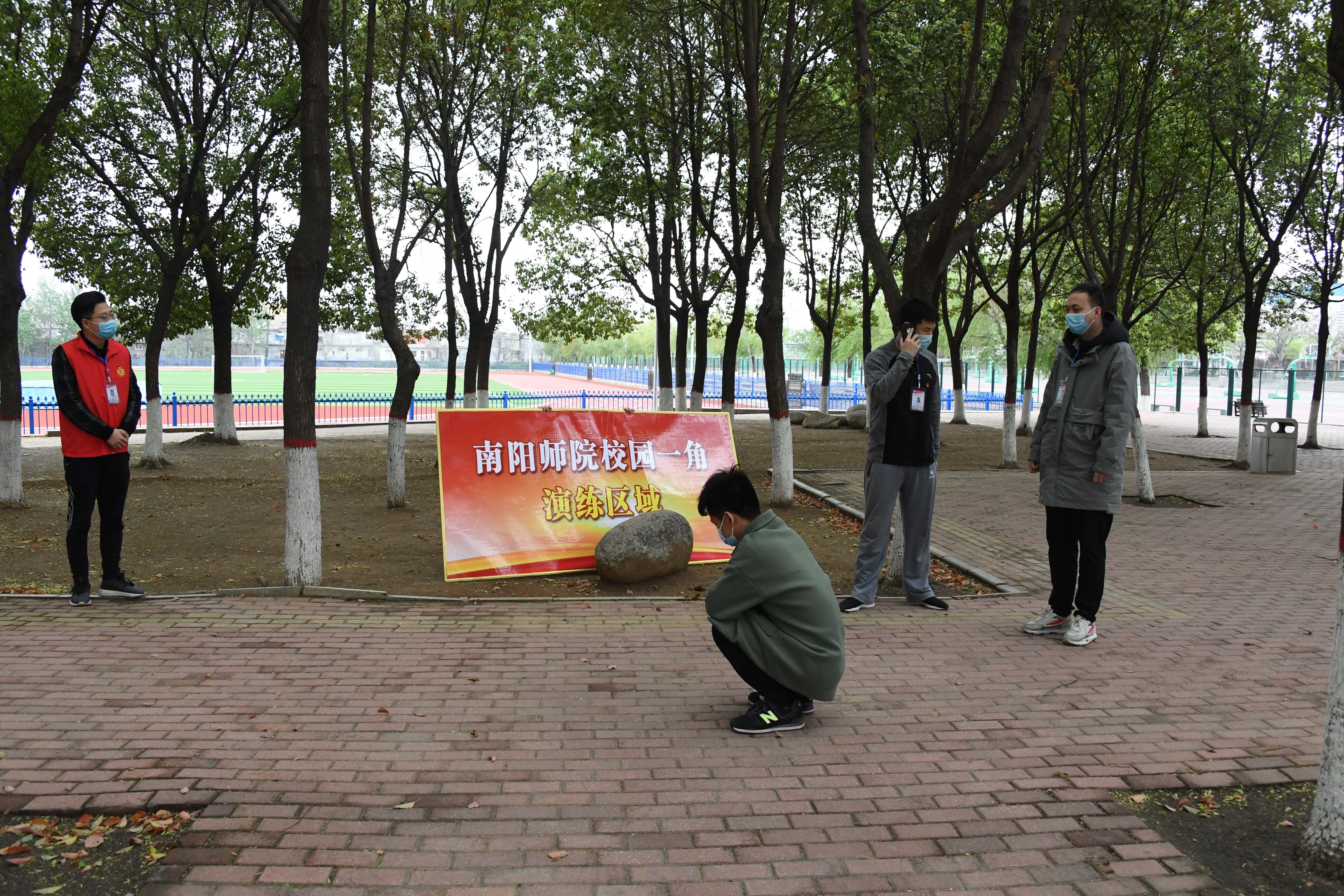 2给校保卫处及校医院打电话.JPG