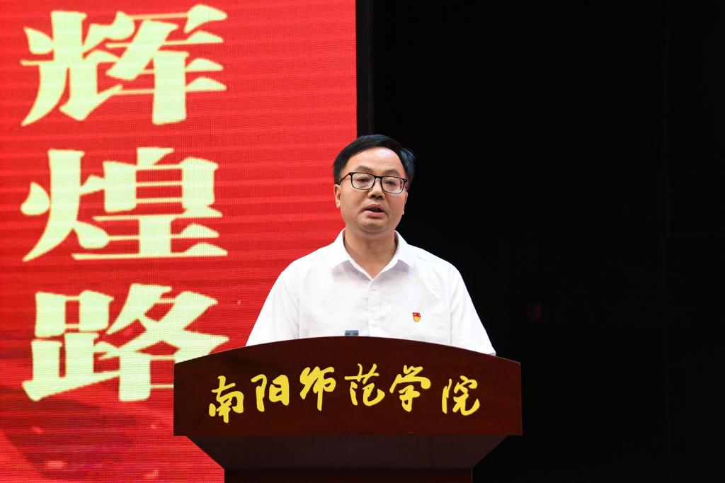 11.十佳优秀共产党员代表李长亭发言.jpg