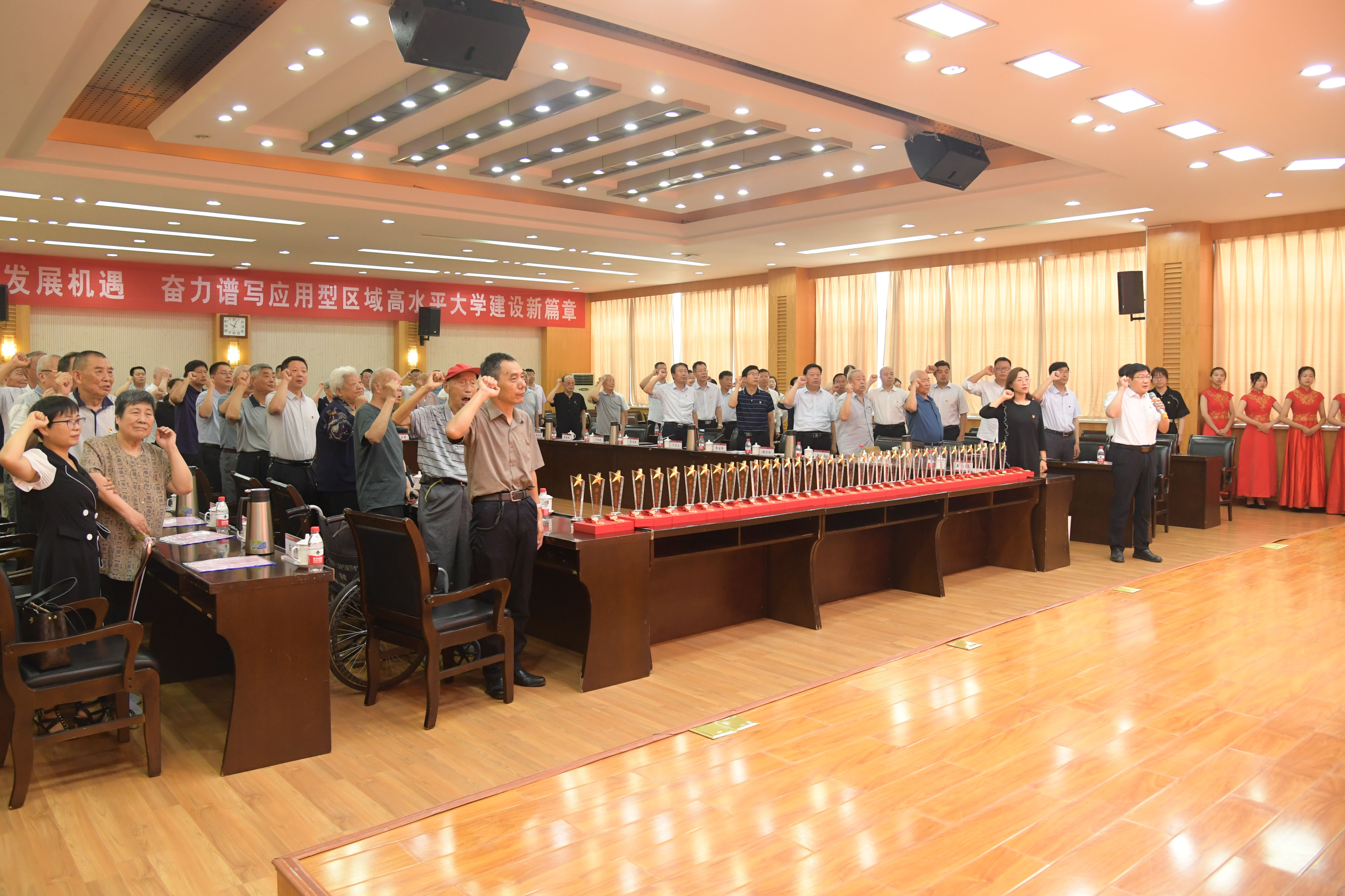 2.校党委书记卢志文带领全体党员宣誓.jpg