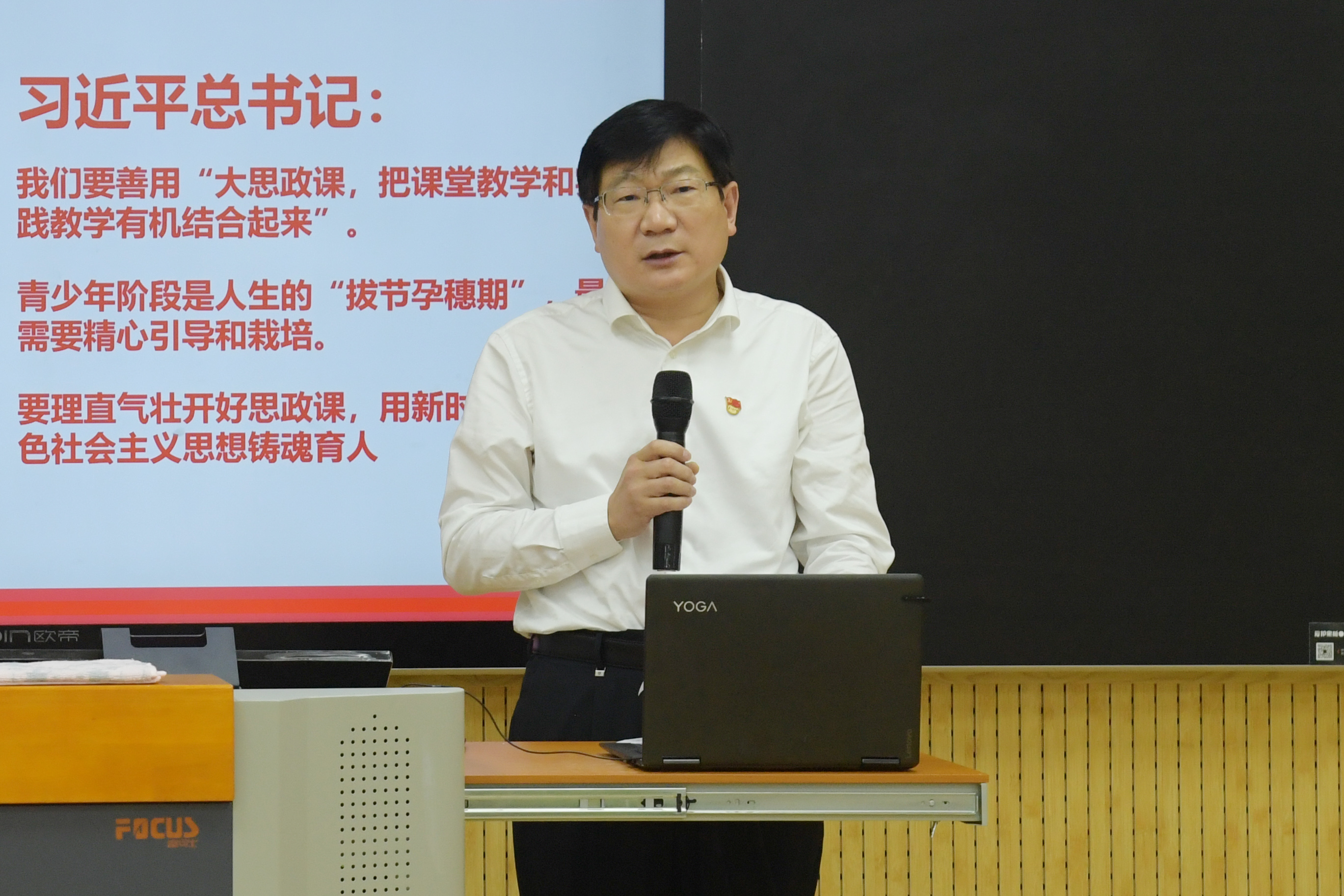 1.校党委书记卢志文致辞.JPG