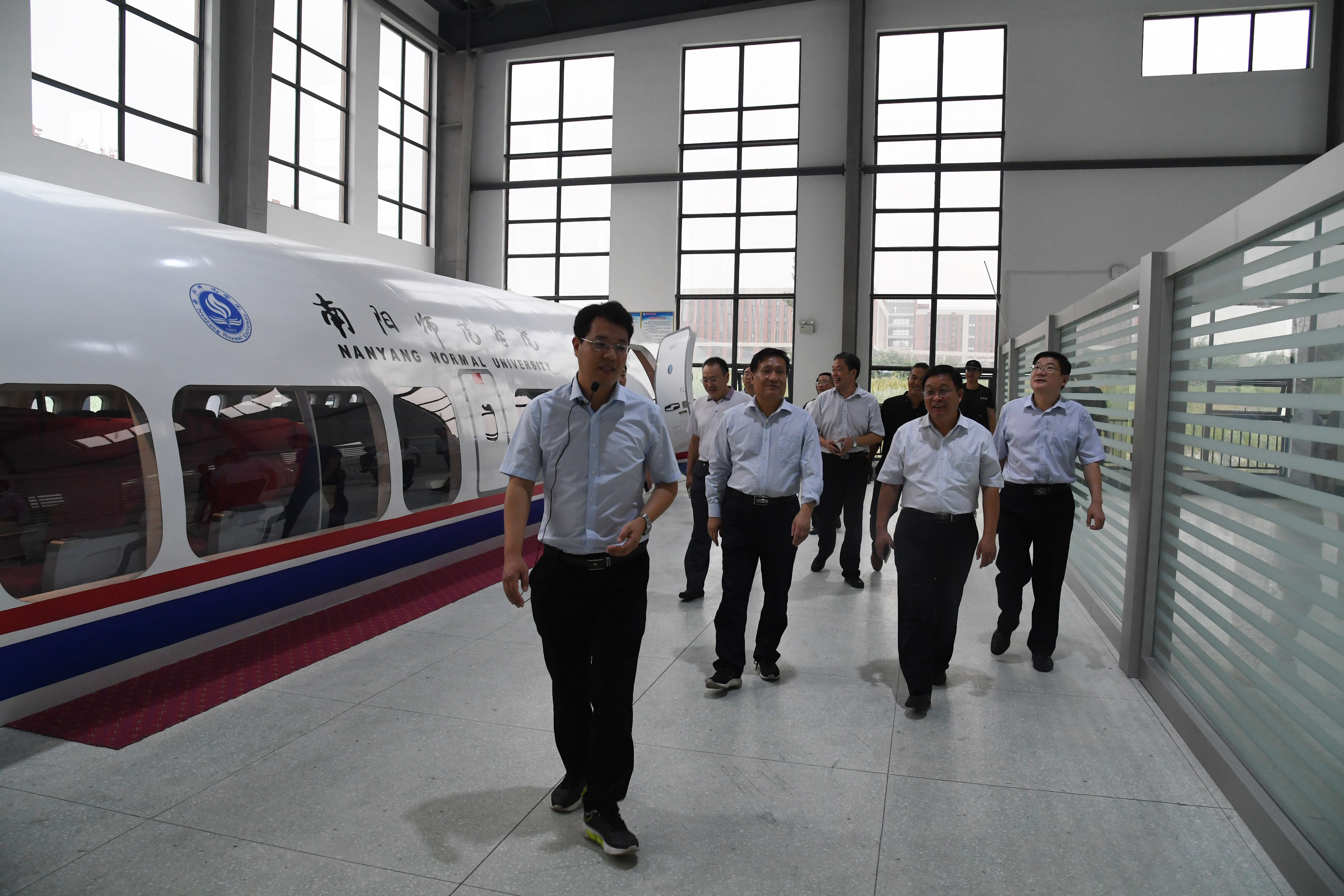 6专家组实地考察环旅学院学院航空服务中心.JPG