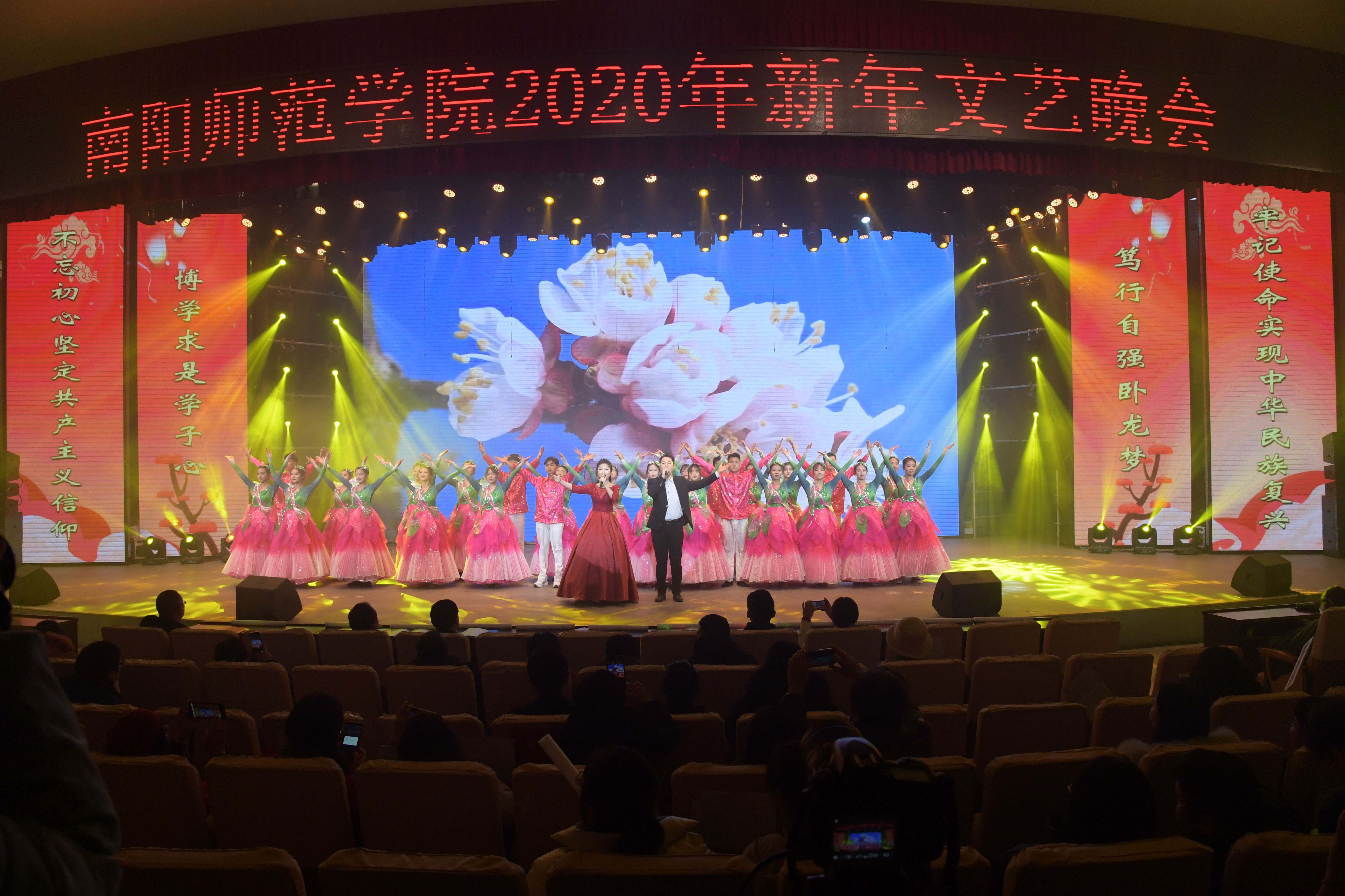 12王钧平、阎虹豫演唱，音乐学院舞蹈队表演的歌舞《我们的新时代》.jpg