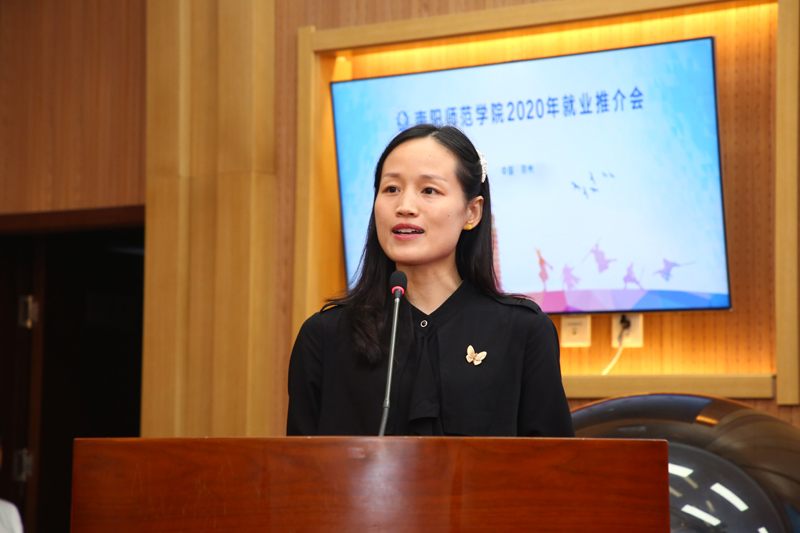 7.企业代表华信阳光教育科技集团副总裁侯耿耿发言.jpg