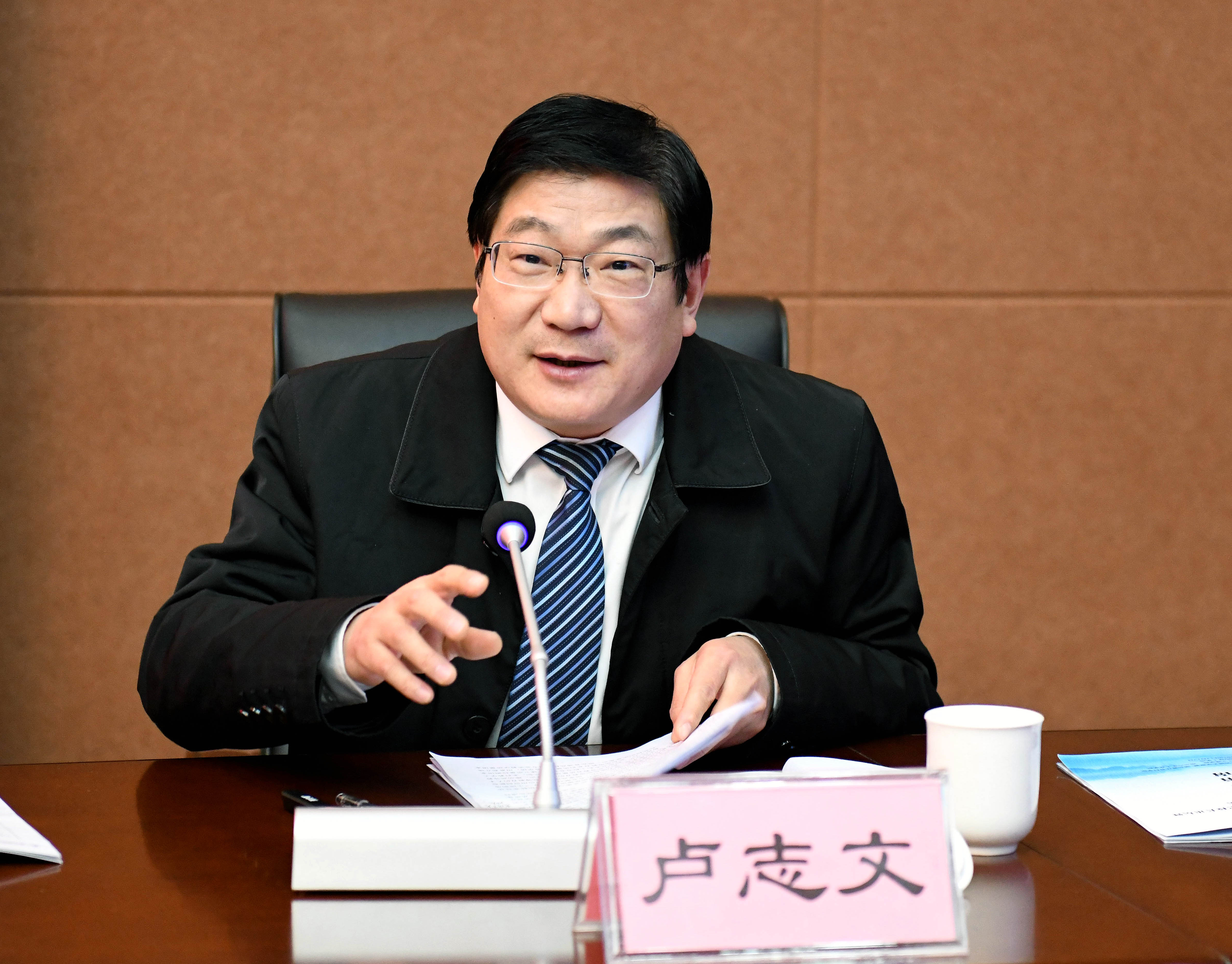 3校长卢志文做报告.jpg