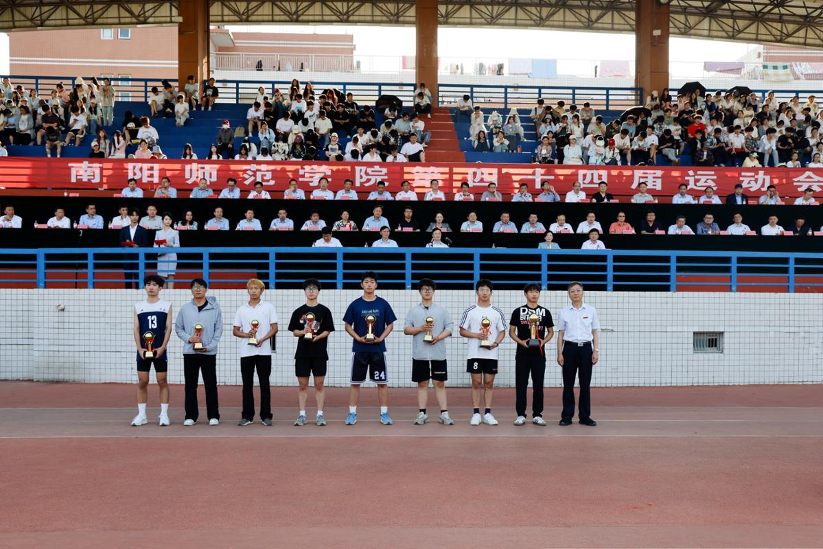 3校纪委书记、监察专员刘守勇为甲组男子团体总分前八名代表队颁奖.JPG