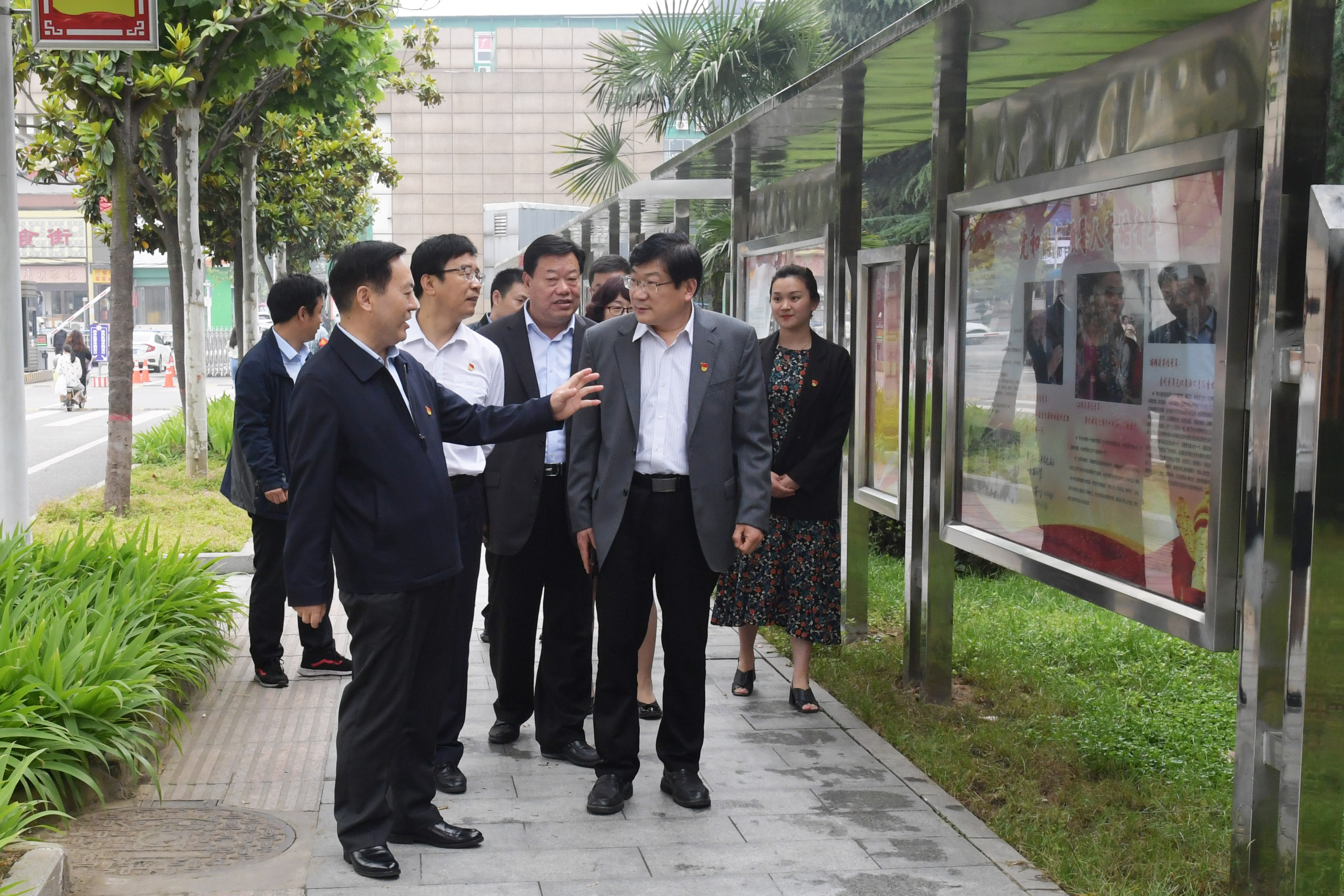 5实地查看学习教育橱窗.jpg