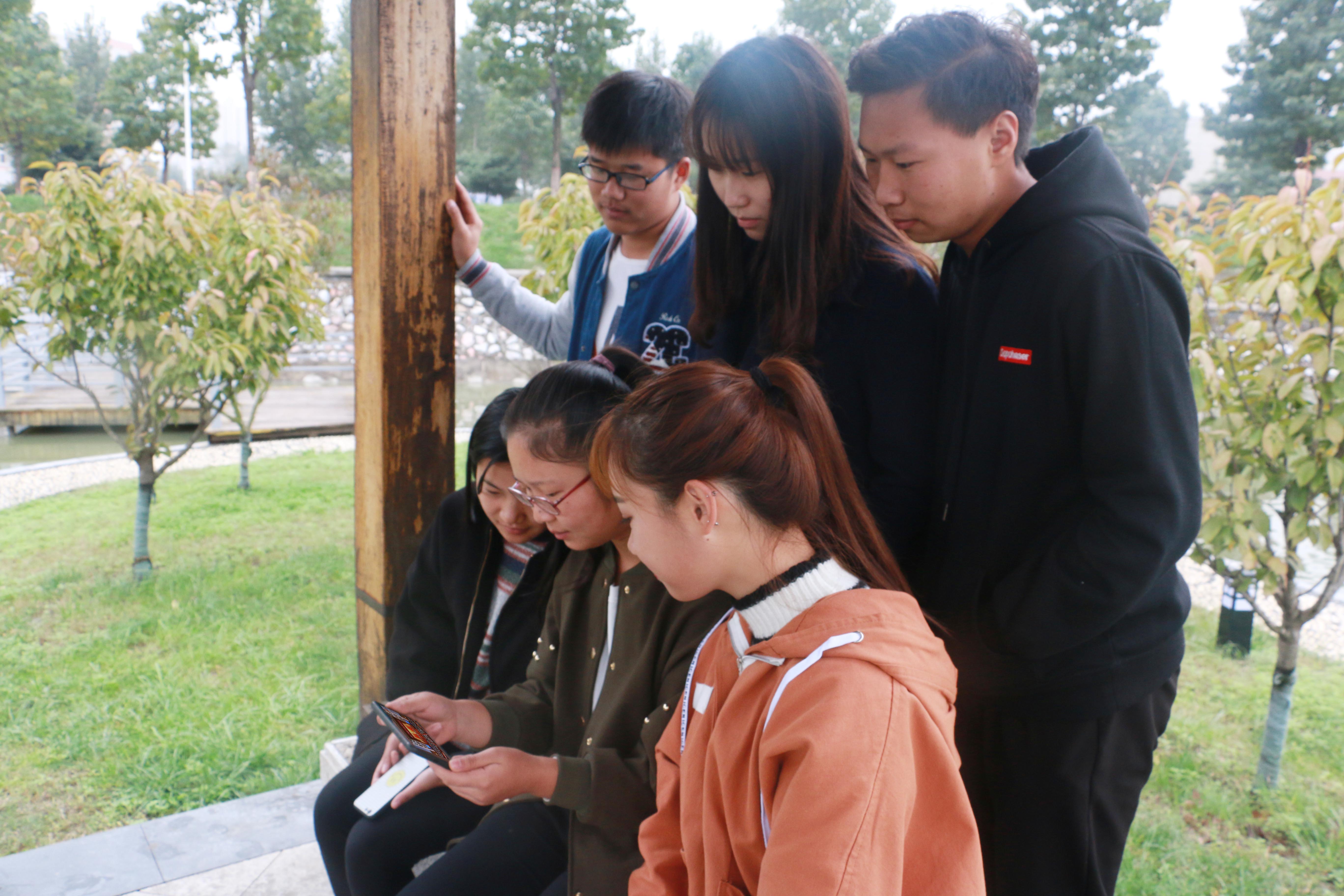 8学生在校园用手机观看十九大直播.jpg