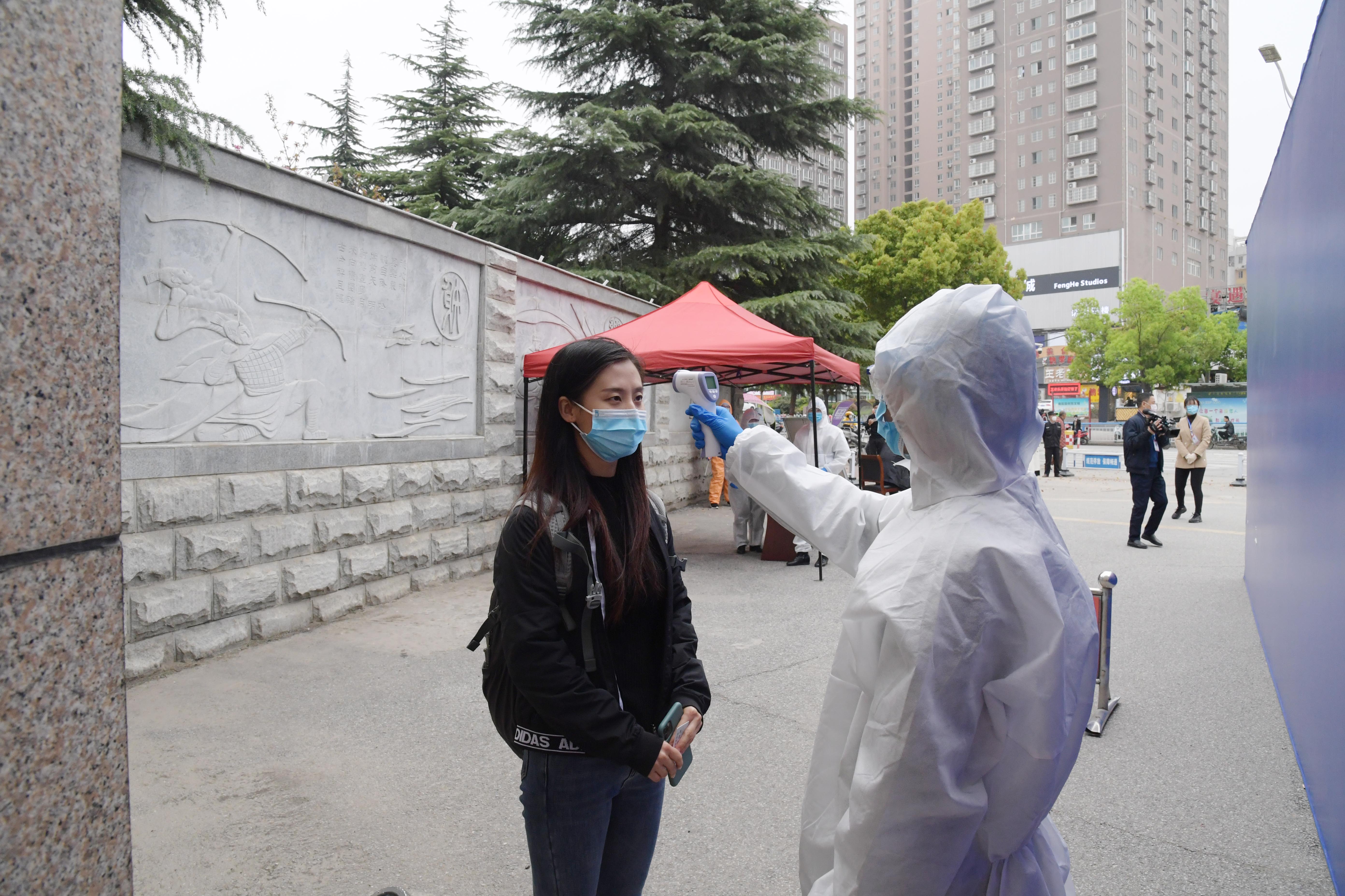 7出现体温异常者，校医进一步测量体温.JPG