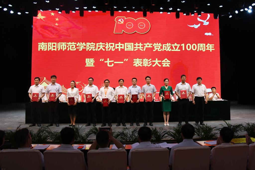 6.颁发十佳优秀共产党员证书.jpg