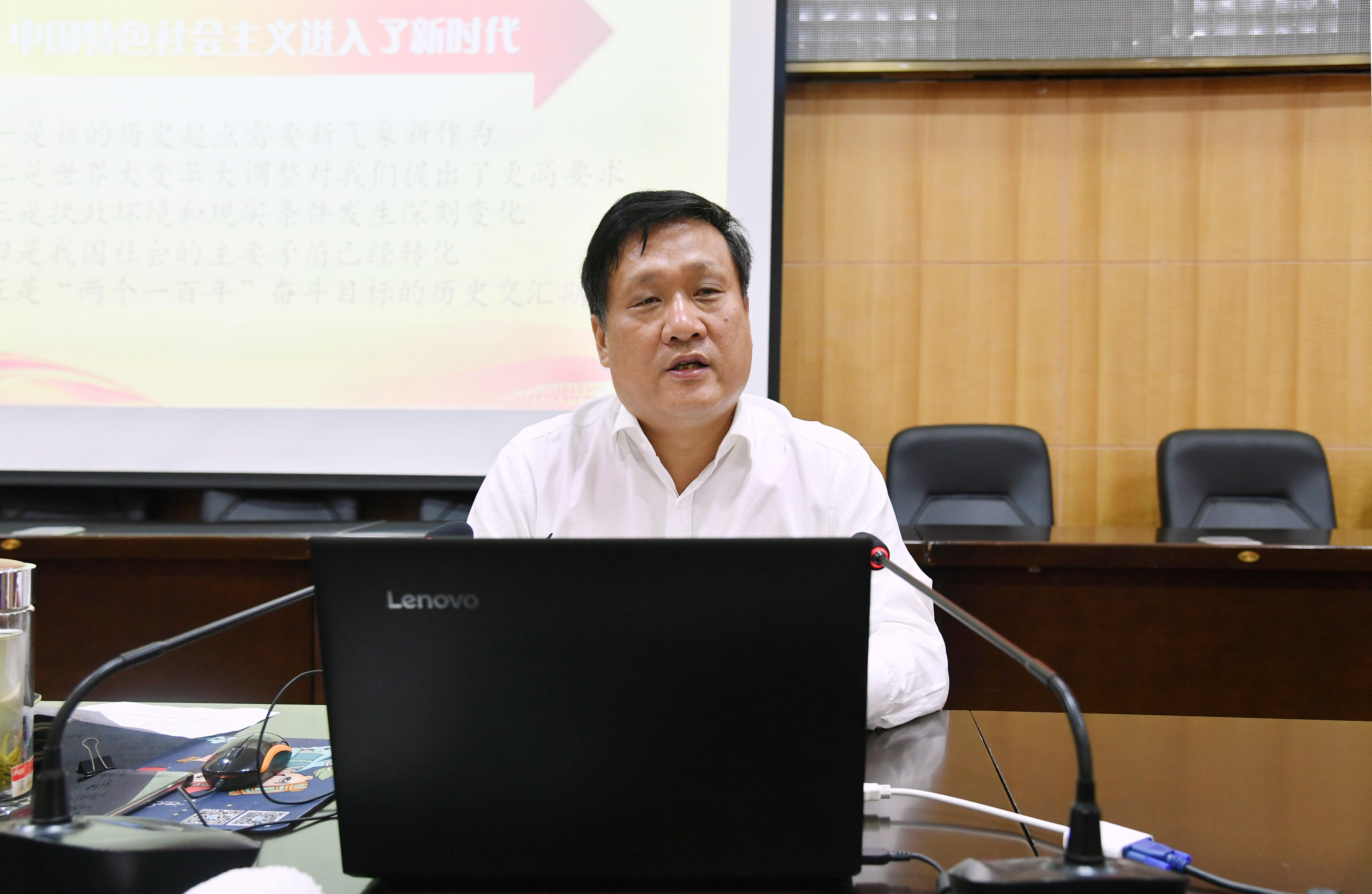 2党委书记黄荣杰做首场辅导报告.JPG