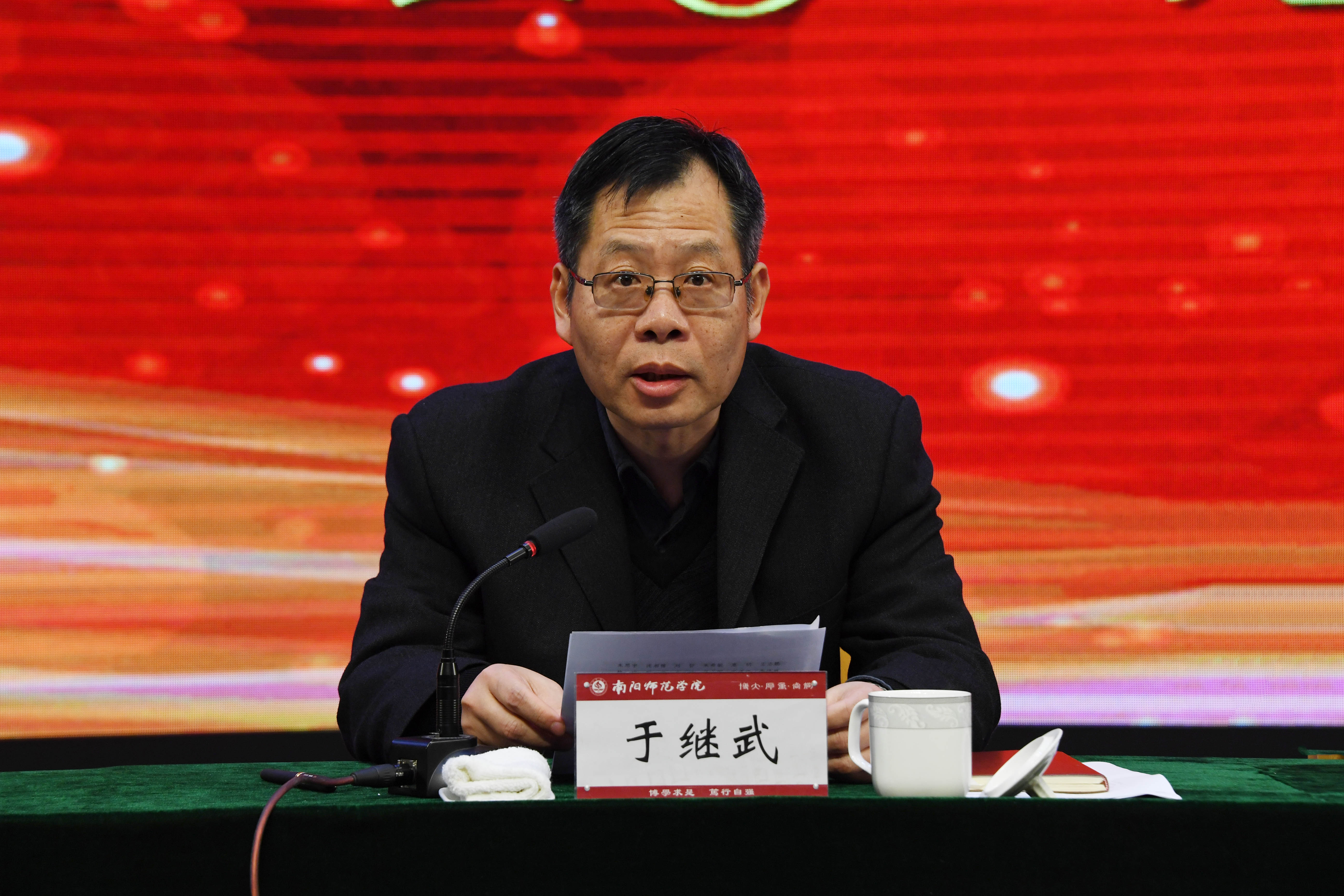 6校纪委书记于继武宣读学校党委《关于表彰2017——2018年度“三全育人”先进集体、标兵和先进个人的决定》.jpg