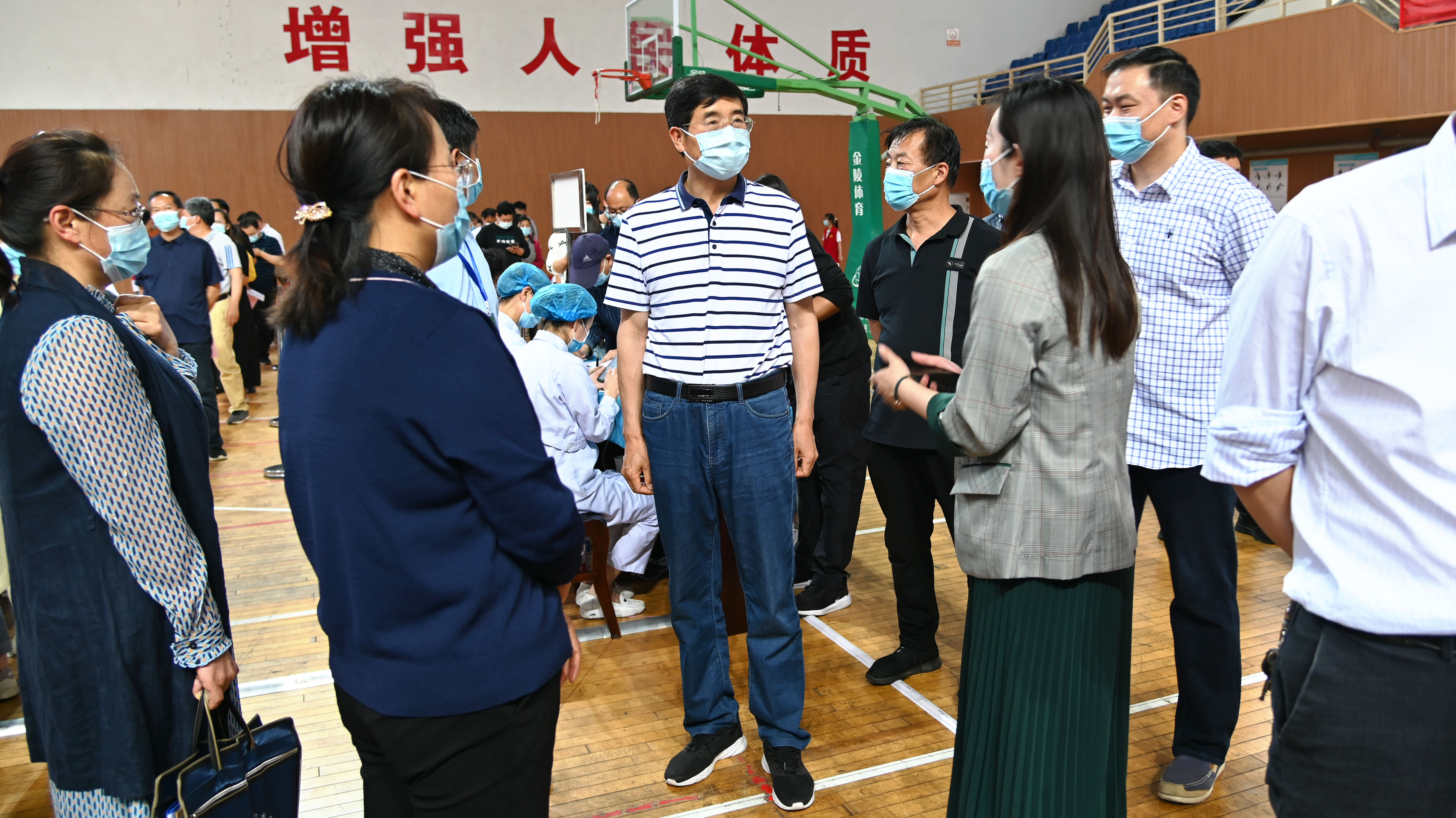 1.省新冠肺炎疫情防控和新冠病毒疫苗接种调研工作指导第五小组领导视察我校疫苗接种工作.jpg