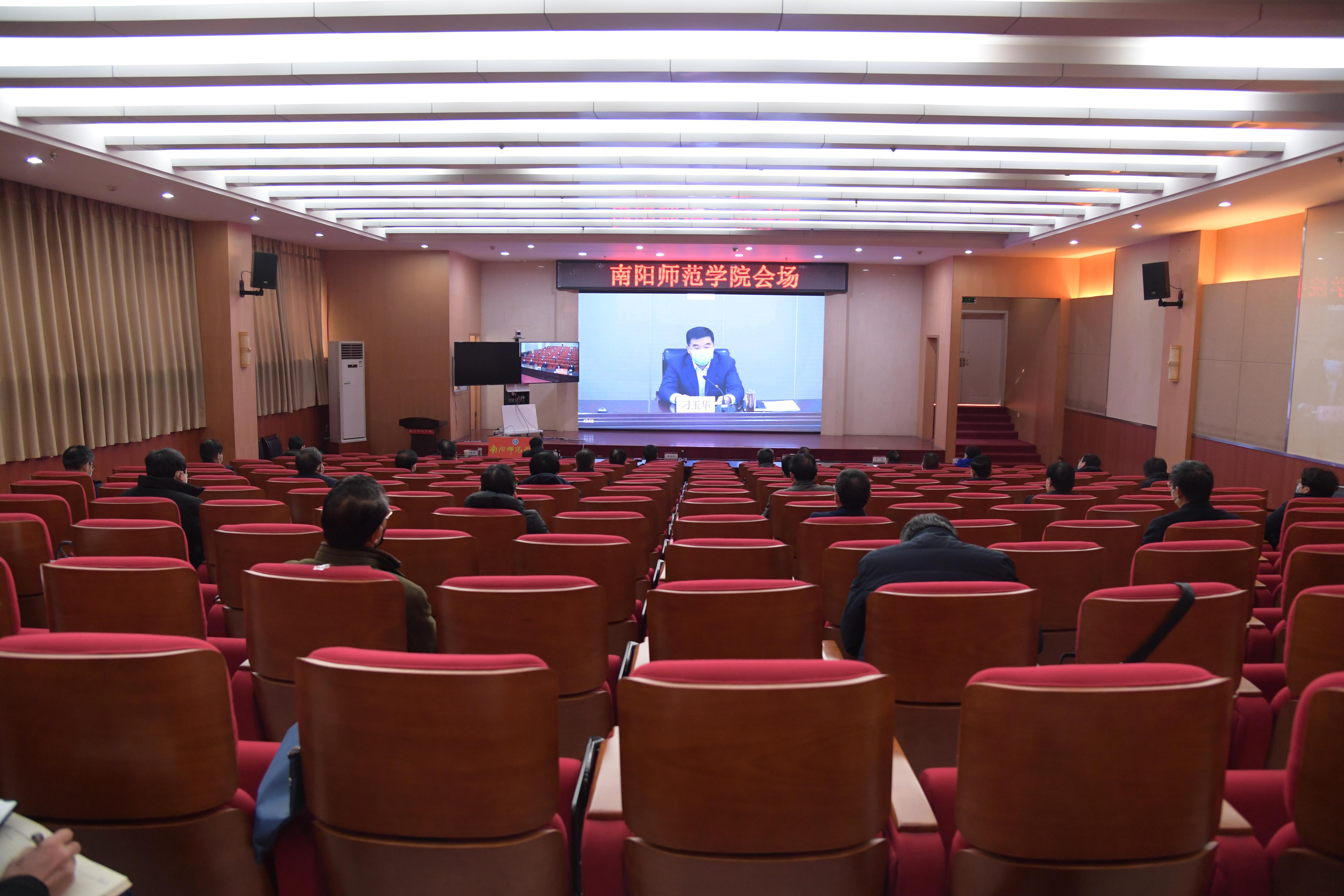 3省教育厅副厅长刁玉华主持会议.JPG