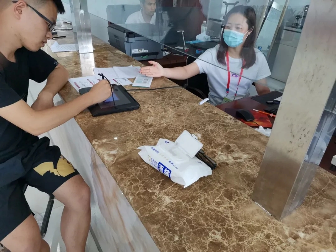 2.王依凡于河南省永城市做助学贷款办理中心志愿者.jpg